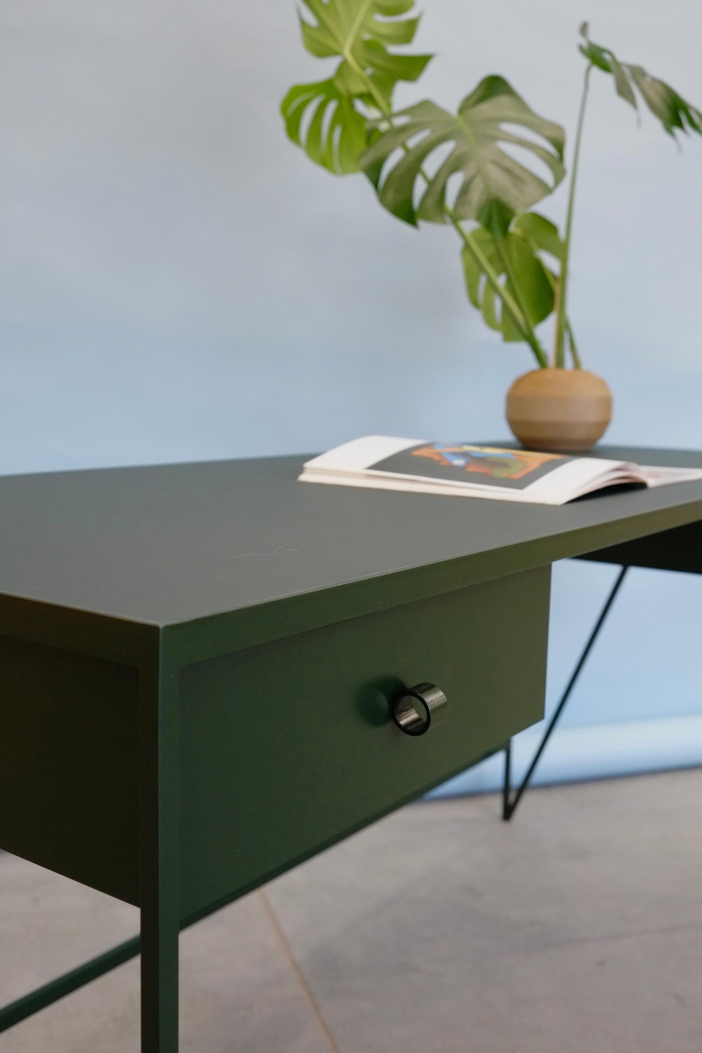 Großer tiefgrüner Arbeitstisch mit Linoleumplatte und zwei Schubladen, anpassbar (Britisch) im Angebot