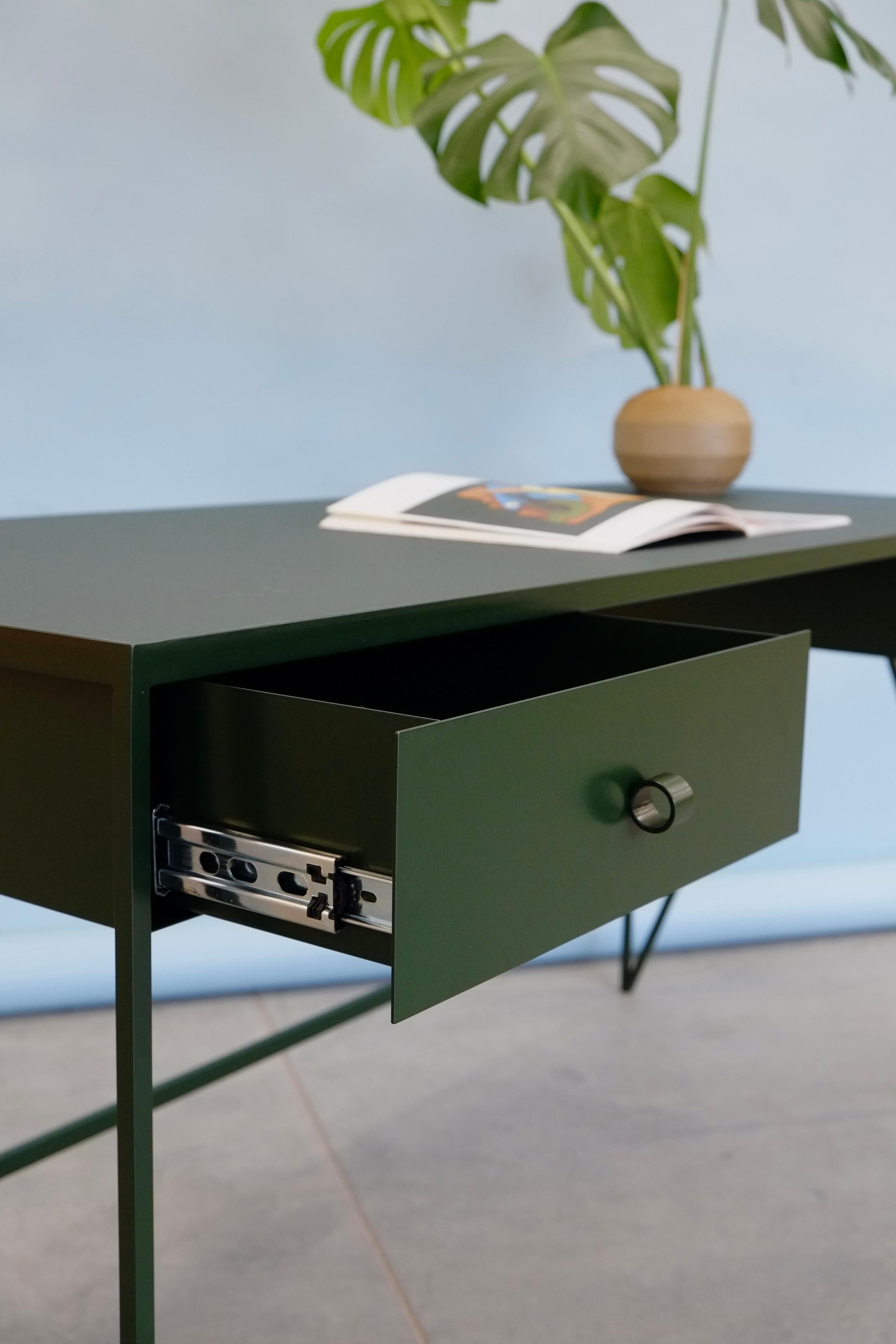 Großer tiefgrüner Arbeitstisch mit Linoleumplatte und zwei Schubladen, anpassbar (Geschweißt) im Angebot