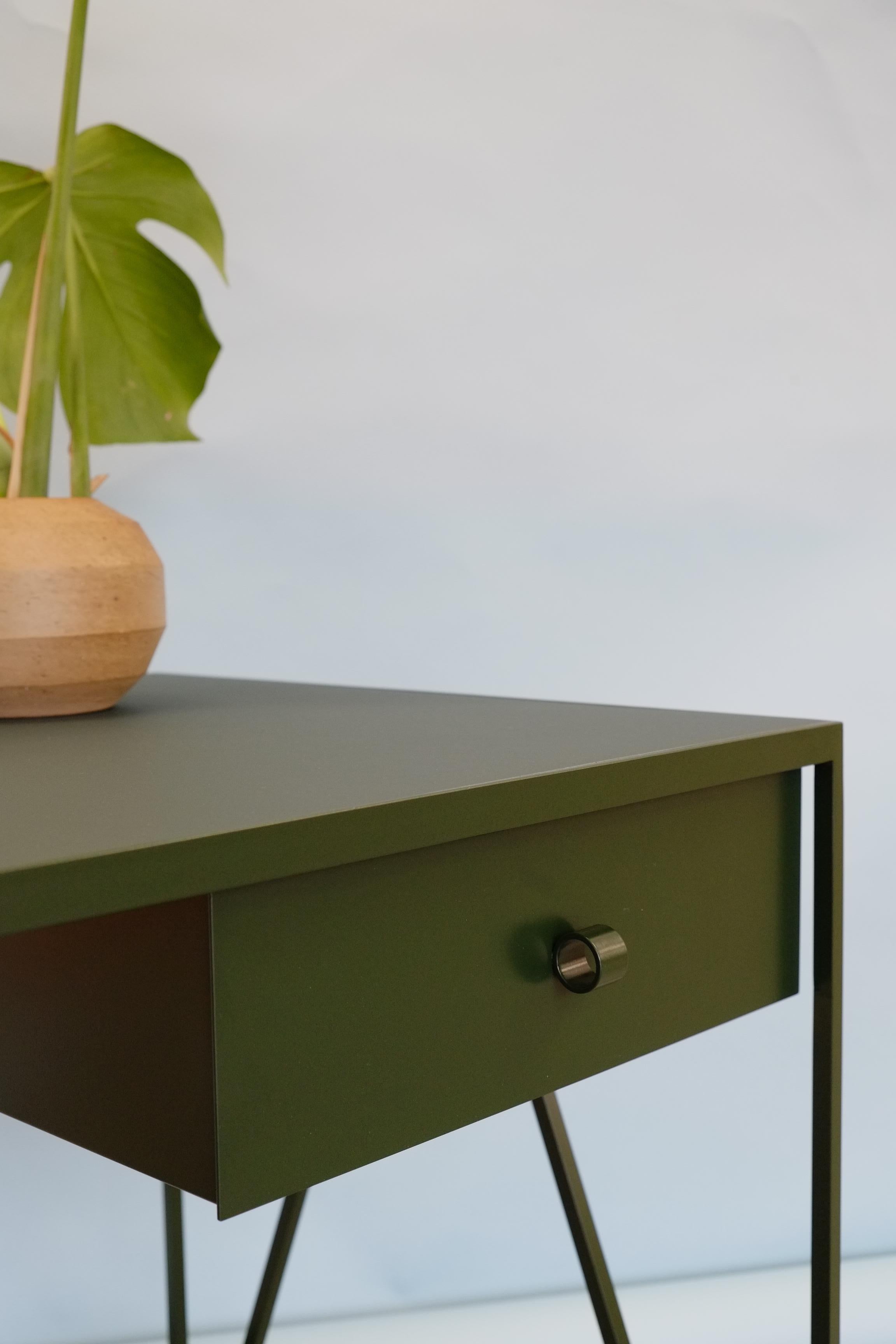 Großer tiefgrüner Arbeitstisch mit Linoleumplatte und zwei Schubladen, anpassbar im Zustand „Neu“ im Angebot in Leicester, GB