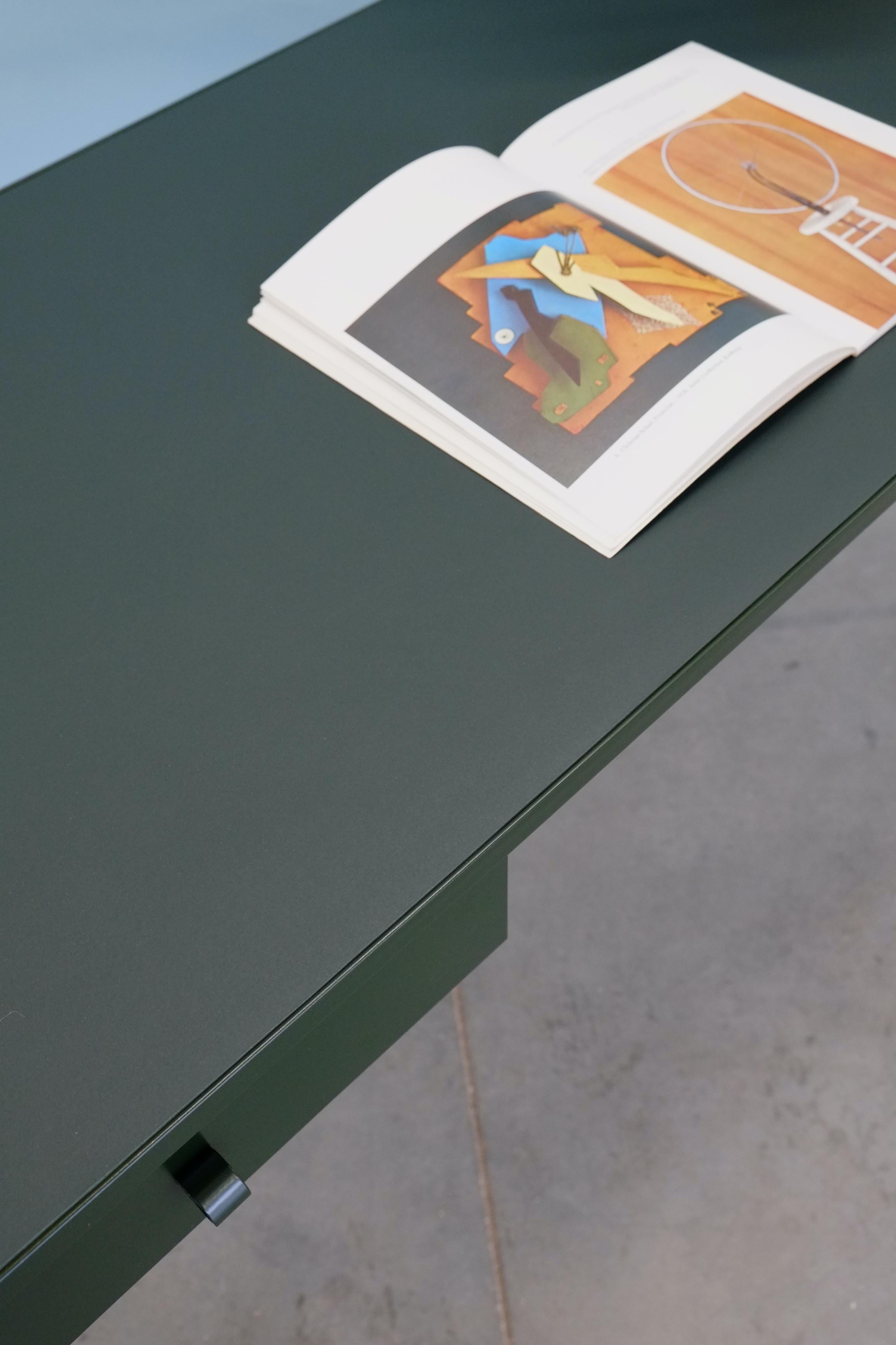 Großer tiefgrüner Arbeitstisch mit Linoleumplatte und zwei Schubladen, anpassbar (21. Jahrhundert und zeitgenössisch) im Angebot