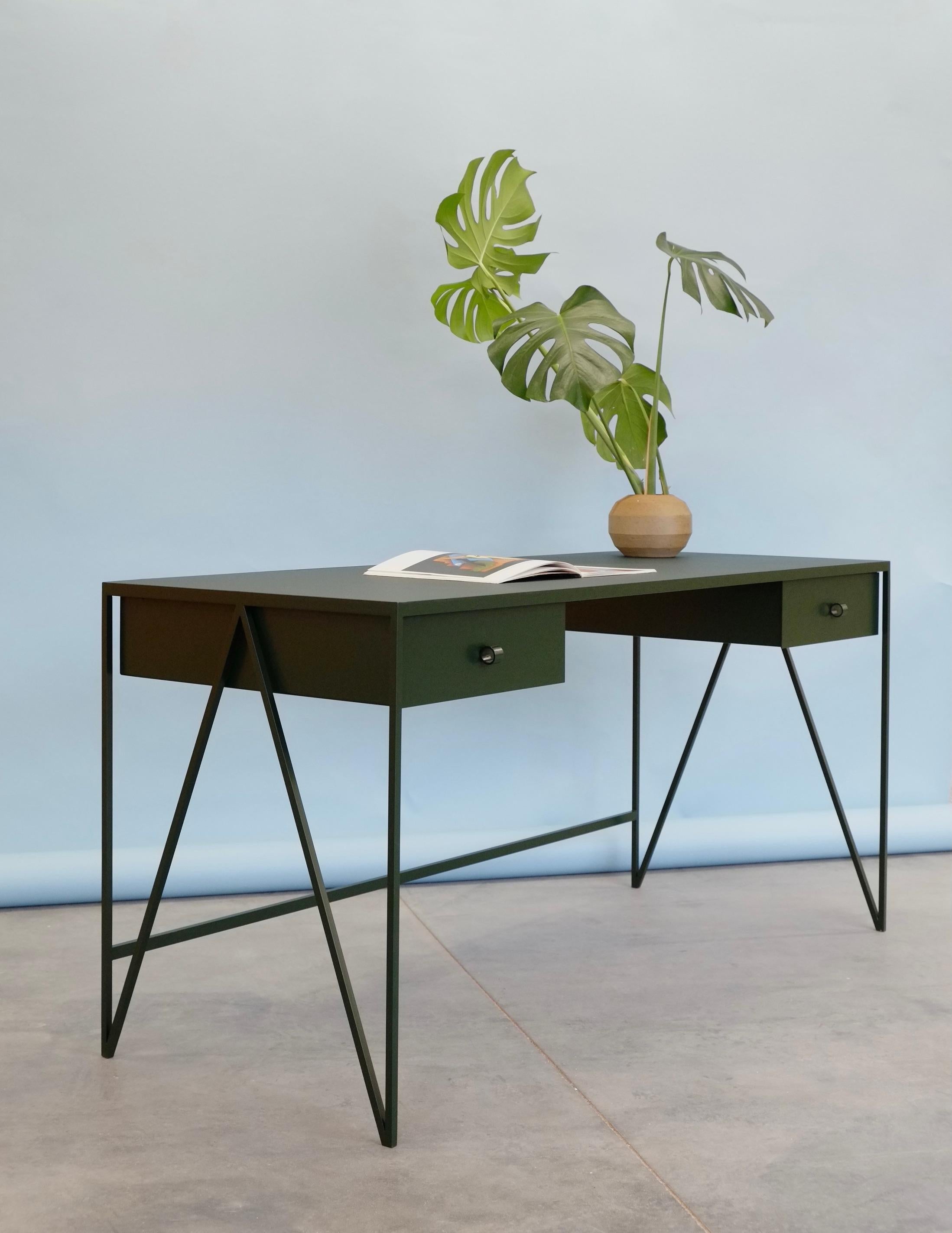 Großer tiefgrüner Arbeitstisch mit Linoleumplatte und zwei Schubladen, anpassbar (Stahl) im Angebot