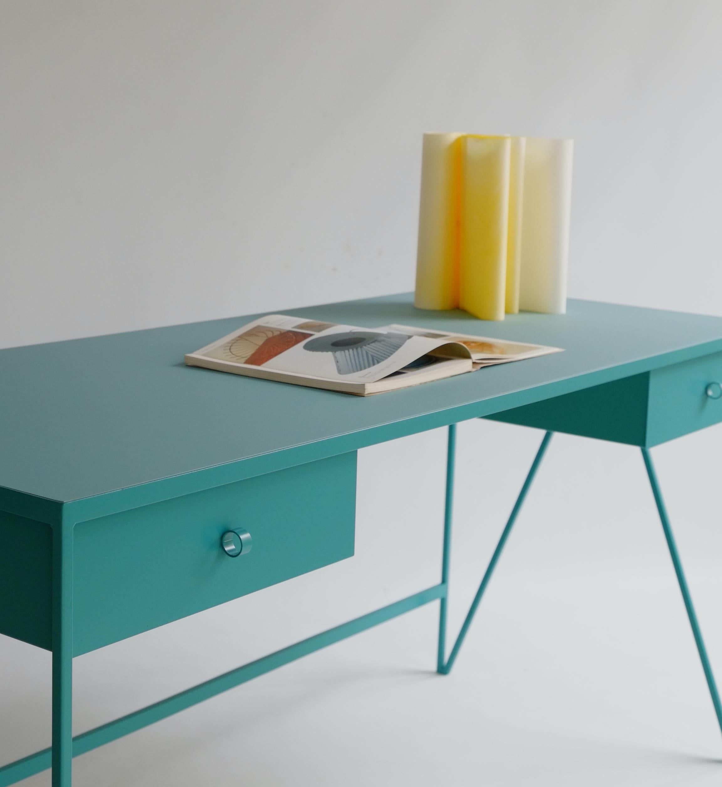 Großer tiefgrüner Arbeitstisch mit Linoleumplatte und zwei Schubladen, anpassbar im Angebot 1