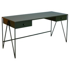 Großer tiefgrüner Arbeitstisch mit Linoleumplatte und zwei Schubladen, anpassbar