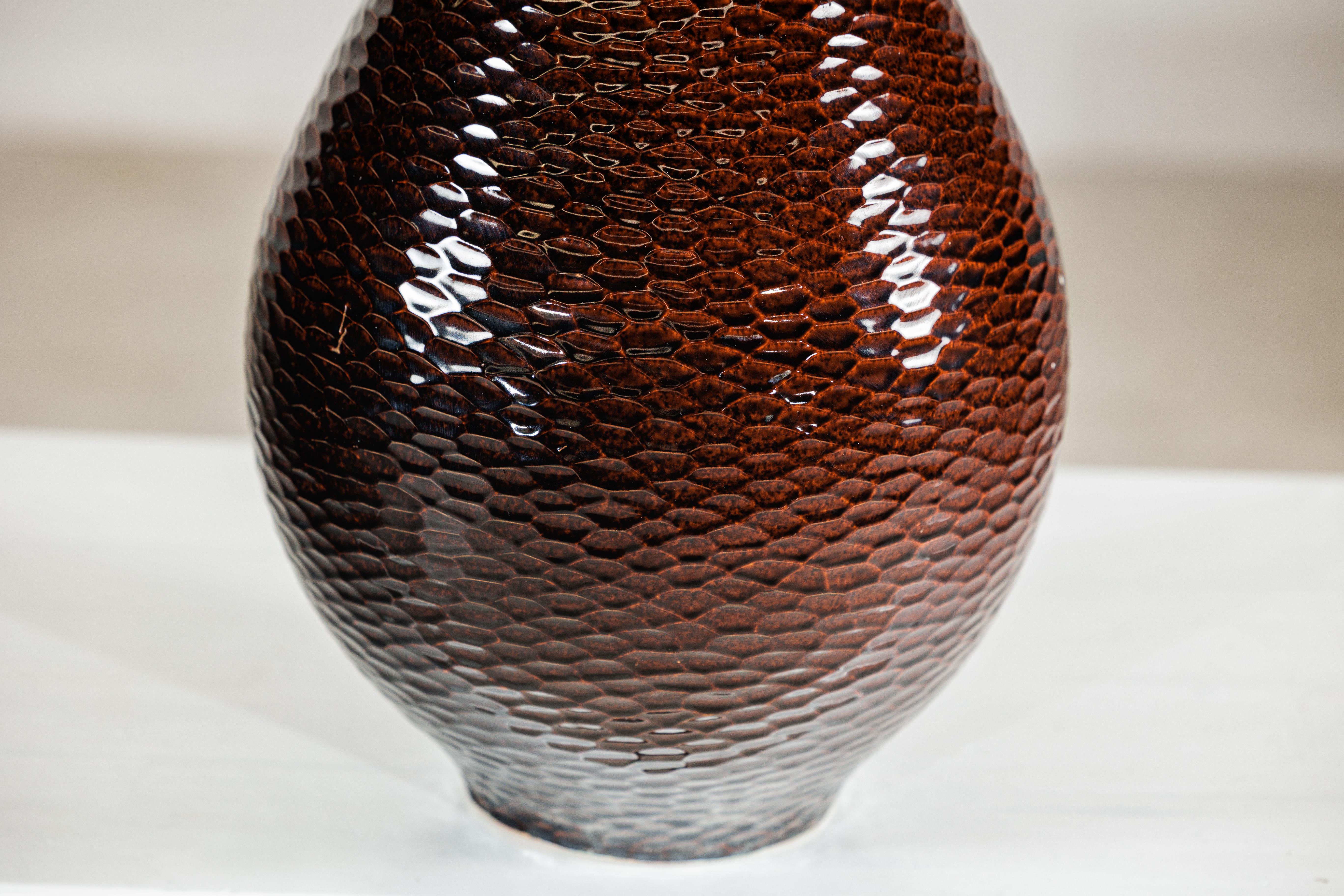 Vaso grande in ceramica artigianale marrone mogano profondo con struttura a nido d'ape in vendita 5