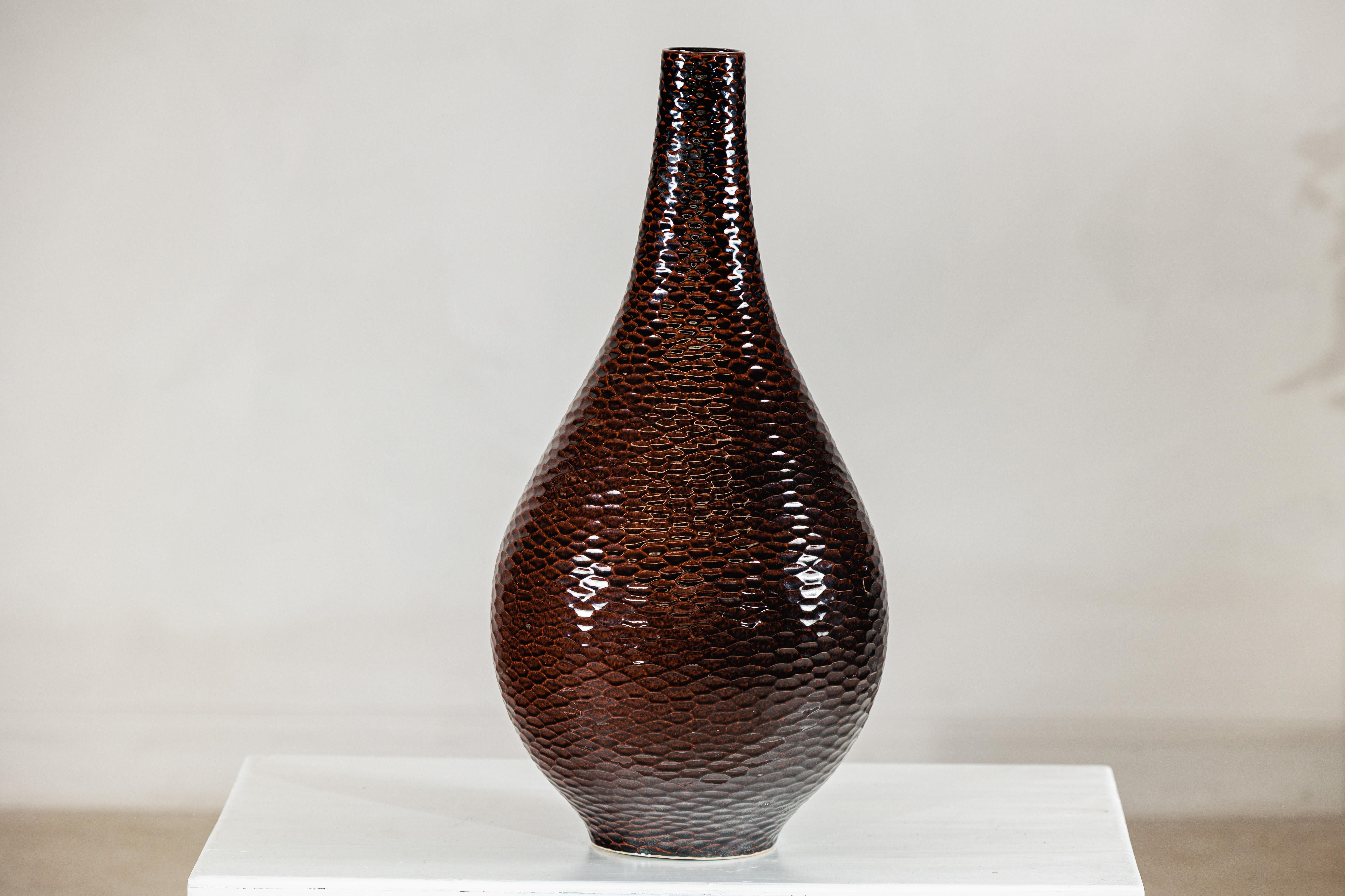 Vaso grande in ceramica artigianale marrone mogano profondo con struttura a nido d'ape in vendita 7