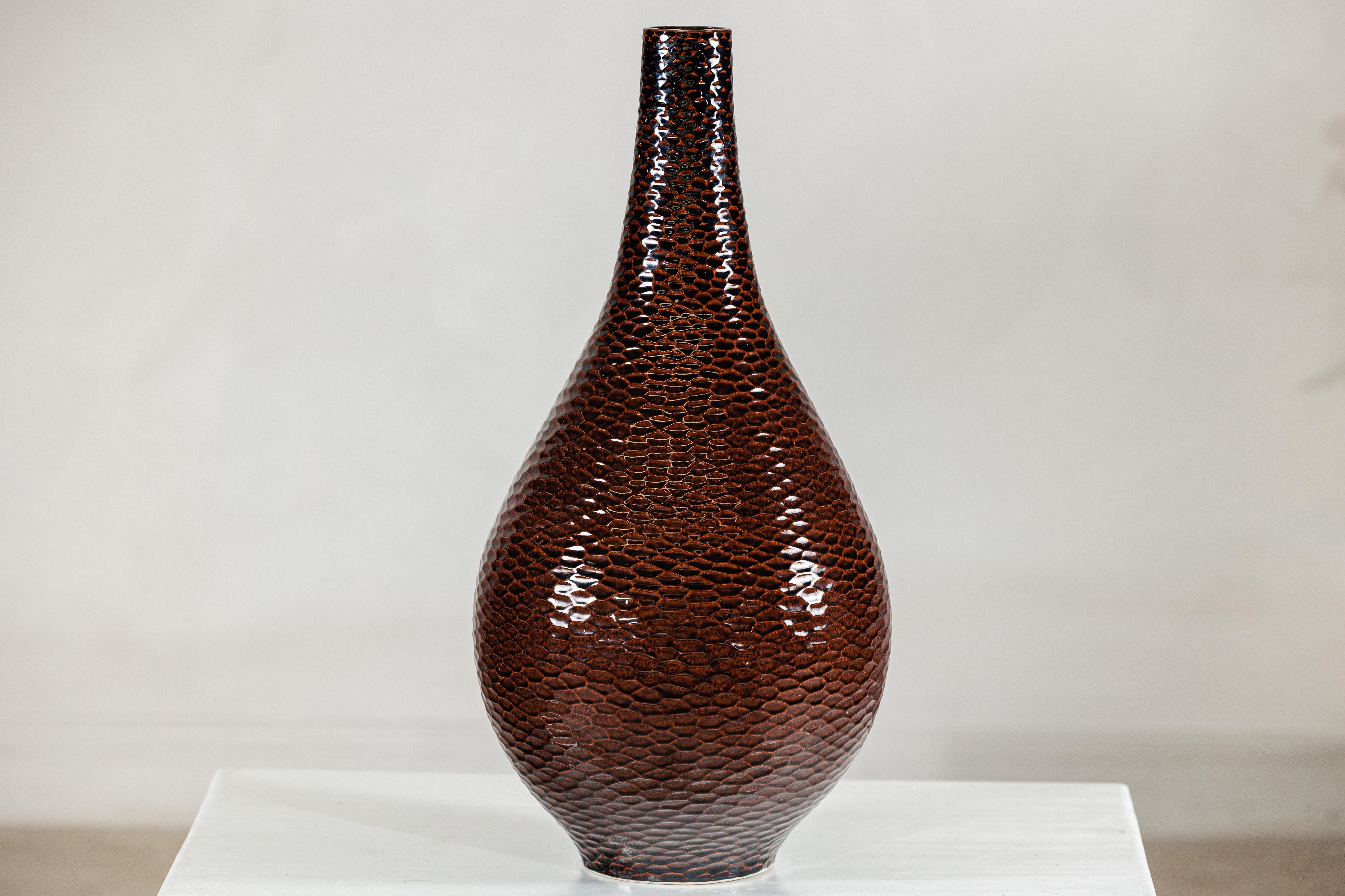 Vaso grande in ceramica artigianale marrone mogano profondo con struttura a nido d'ape in vendita 8