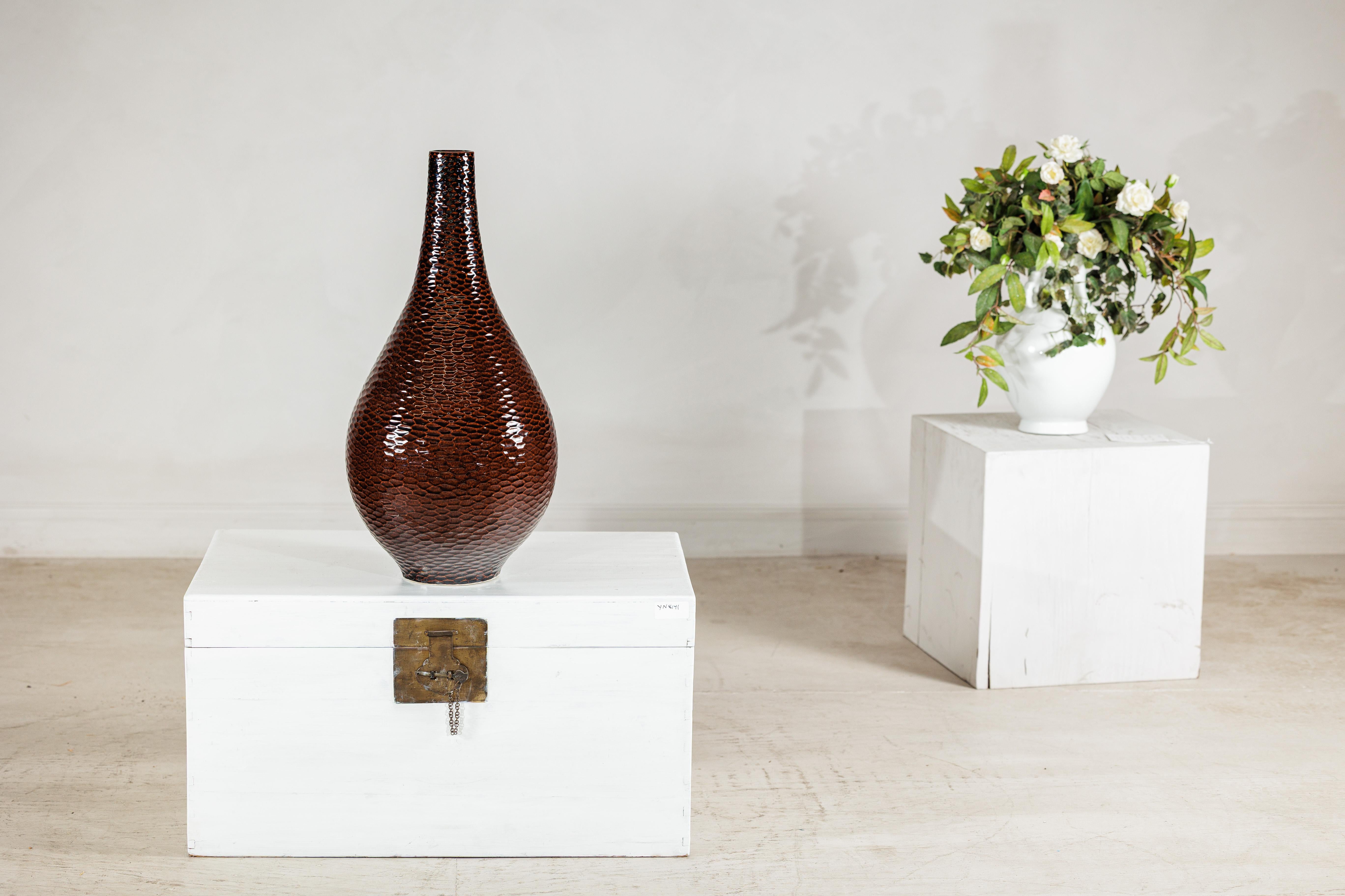 Vaso grande in ceramica artigianale marrone mogano profondo con struttura a nido d'ape in vendita 9