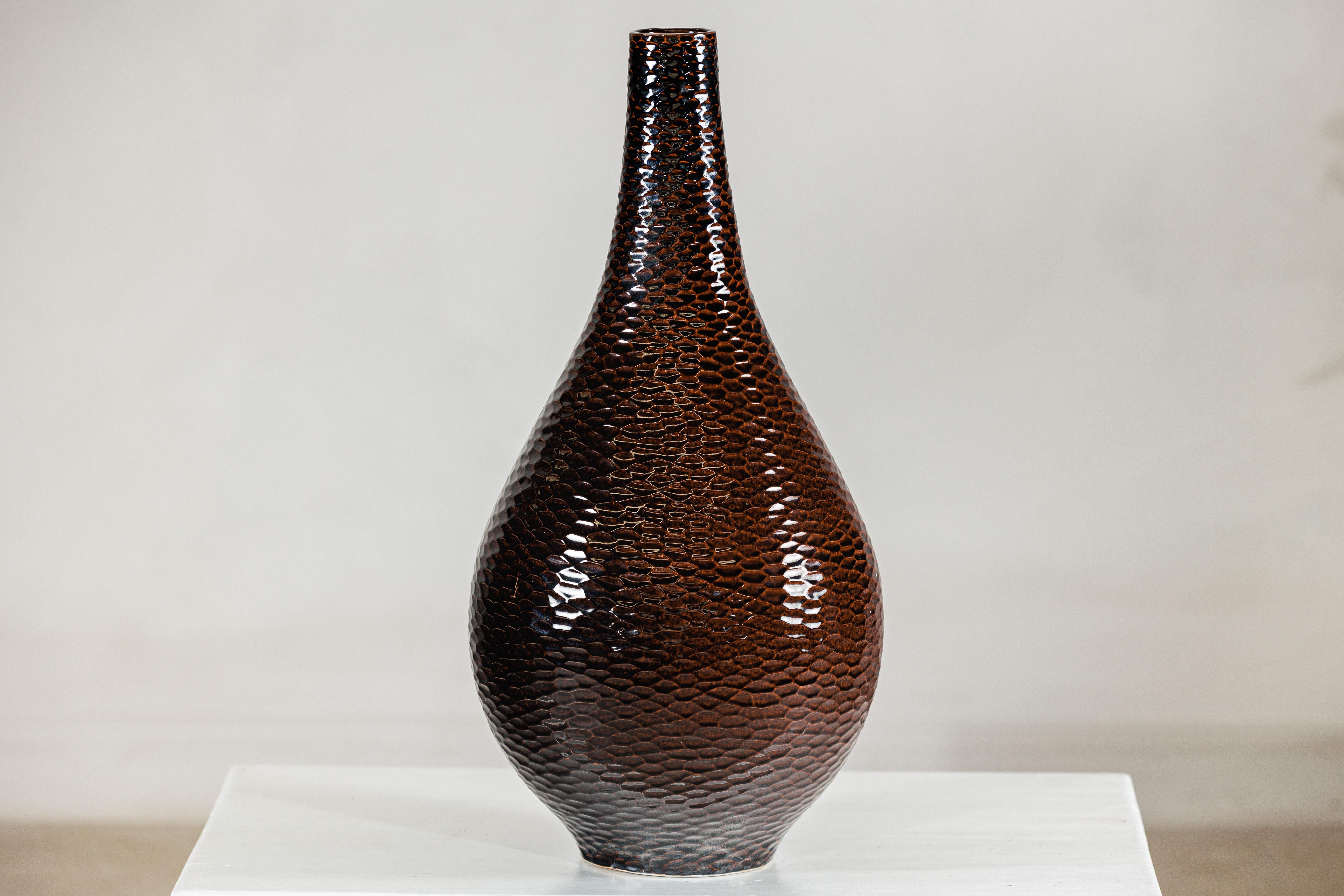 Vaso grande in ceramica artigianale marrone mogano profondo con struttura a nido d'ape in vendita 10