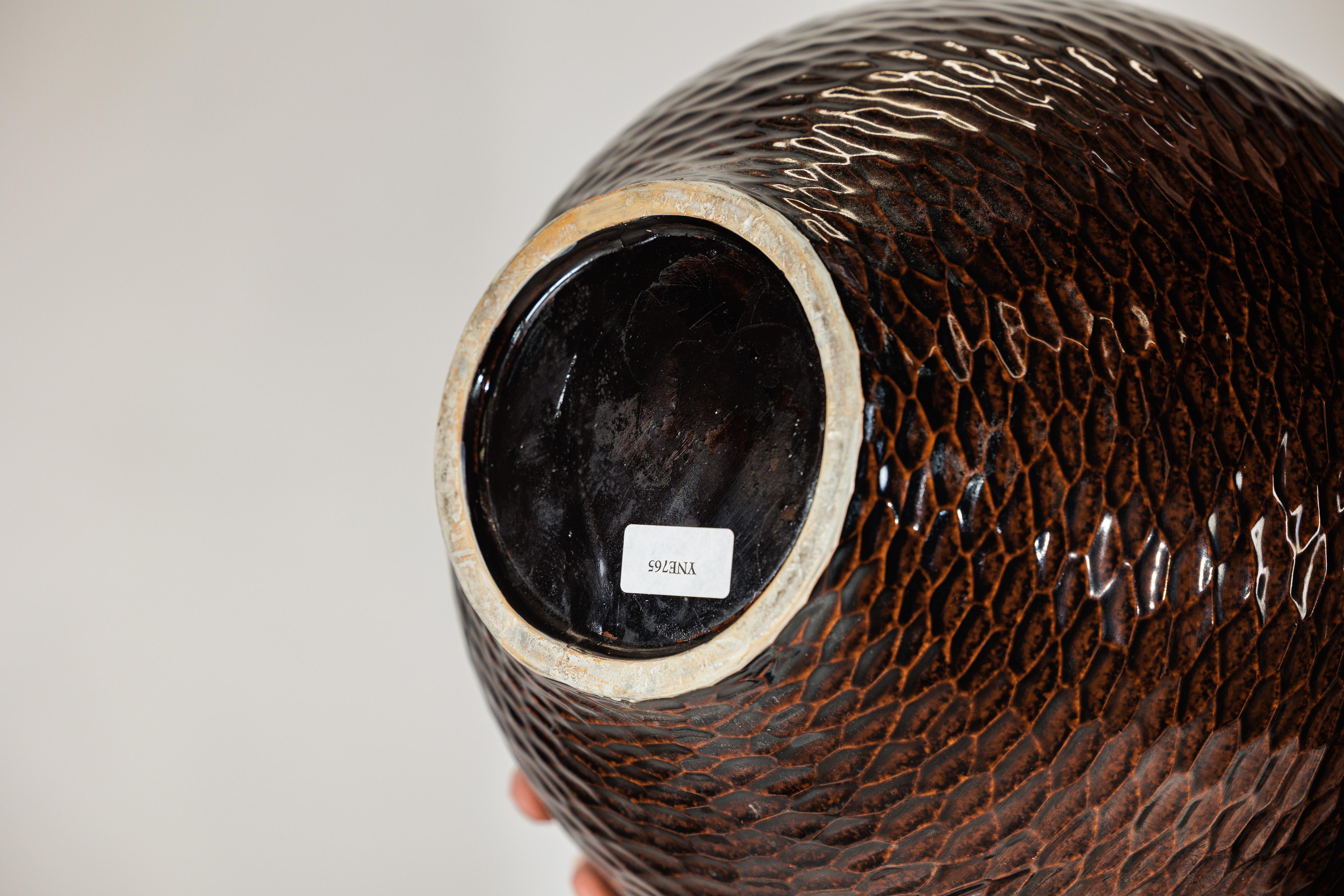 Vaso grande in ceramica artigianale marrone mogano profondo con struttura a nido d'ape in vendita 11