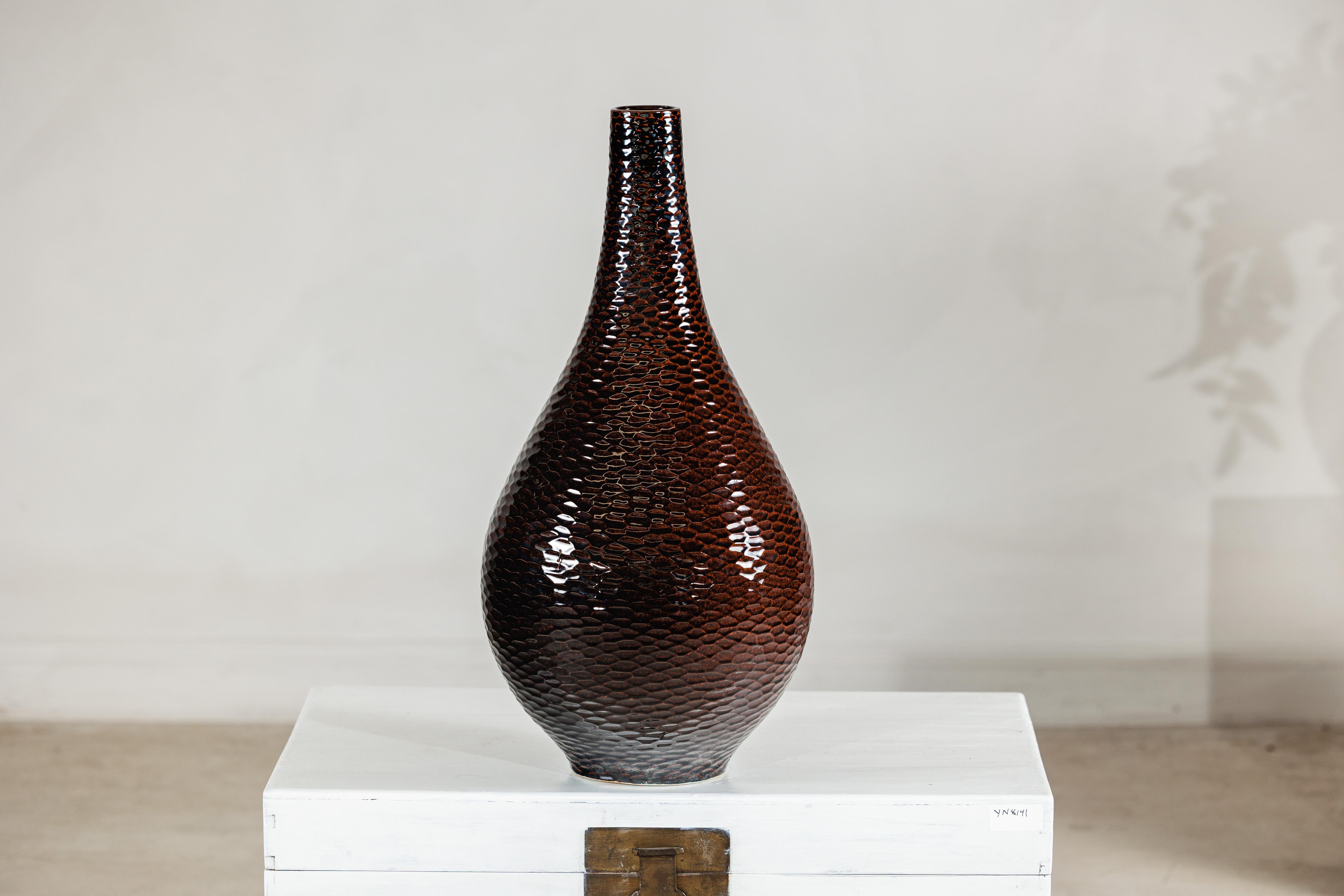 Vaso grande in ceramica artigianale marrone mogano profondo con struttura a nido d'ape in vendita 12