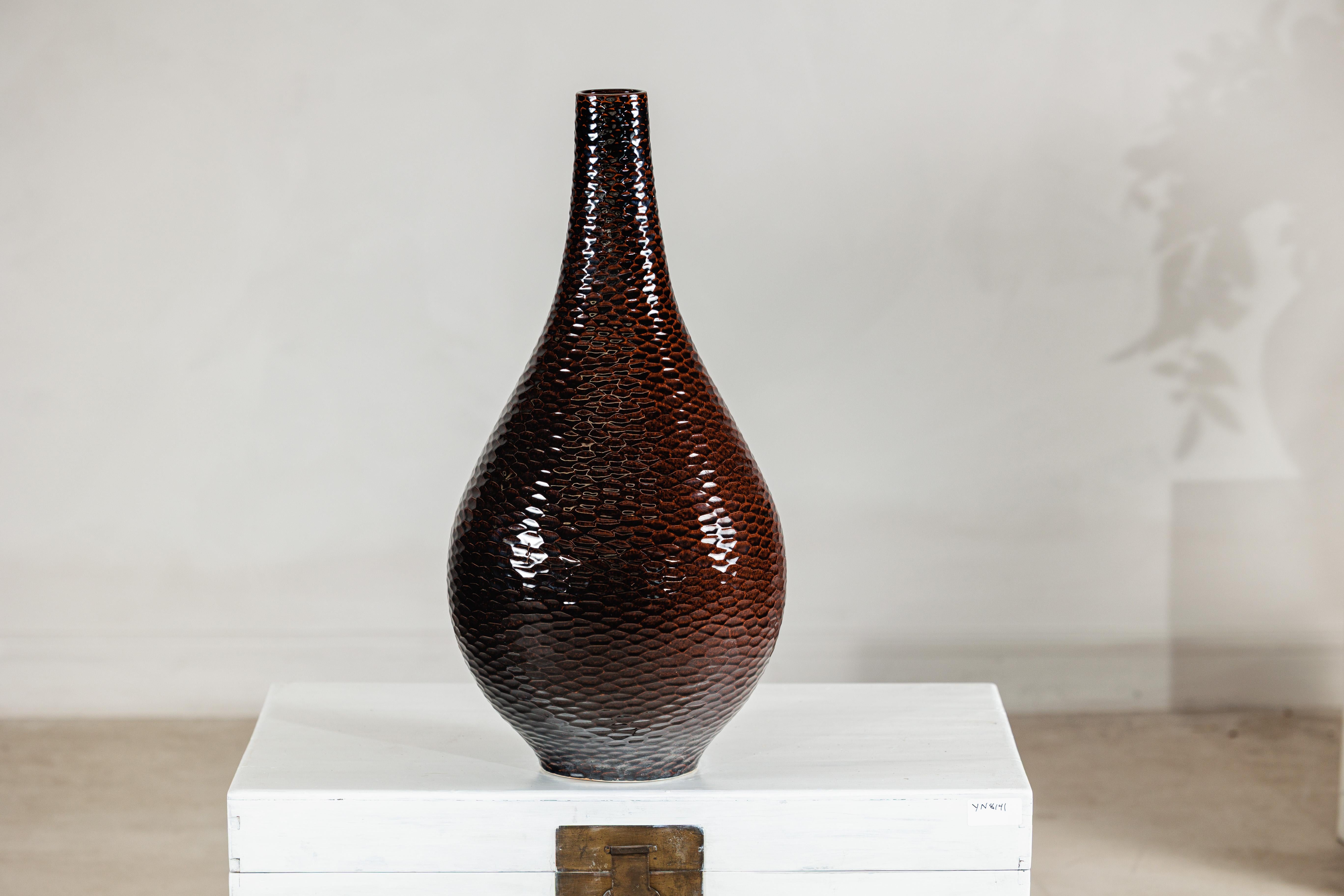 Smaltato Vaso grande in ceramica artigianale marrone mogano profondo con struttura a nido d'ape in vendita