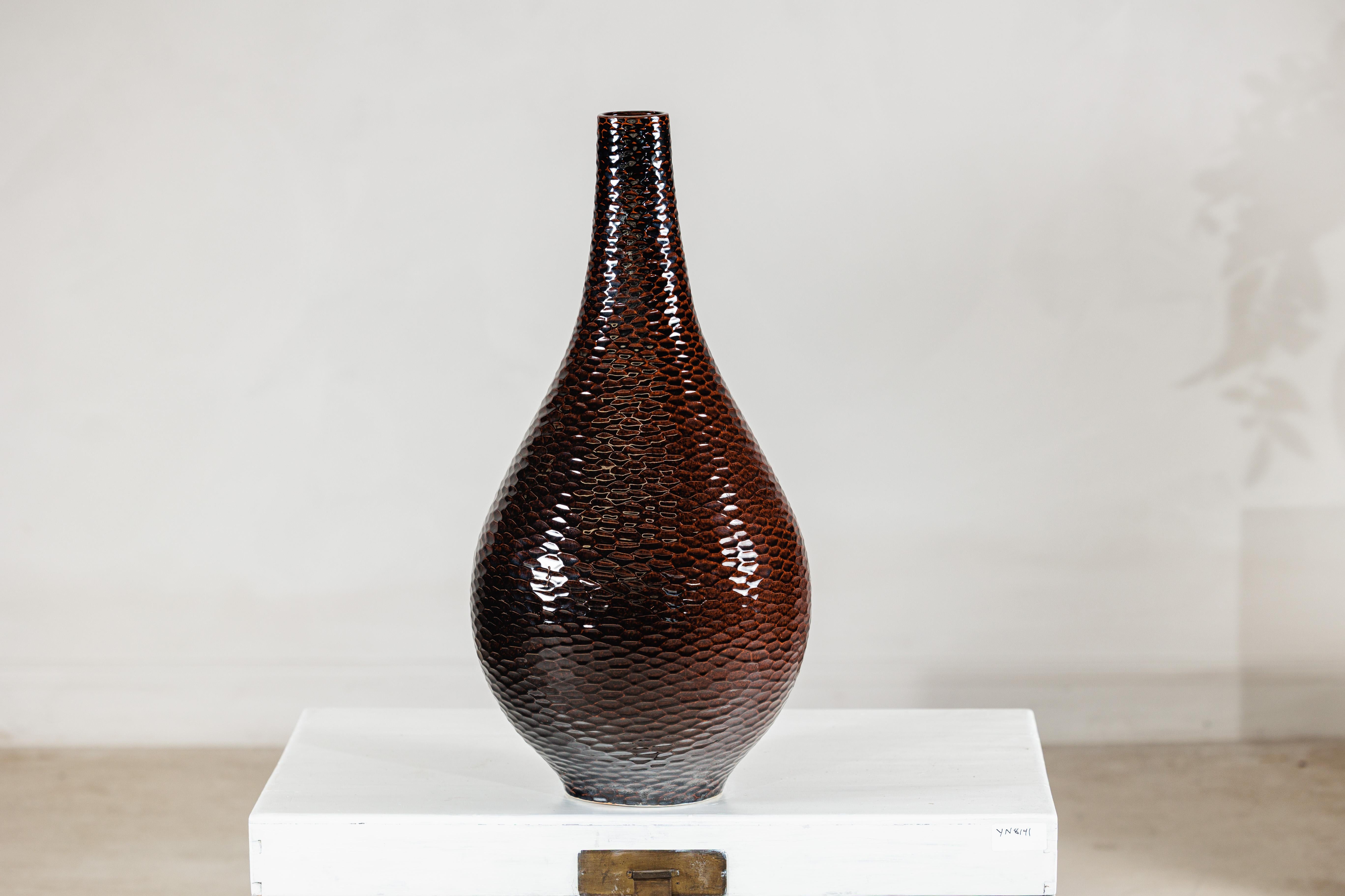 Vaso grande in ceramica artigianale marrone mogano profondo con struttura a nido d'ape In condizioni buone in vendita a Yonkers, NY