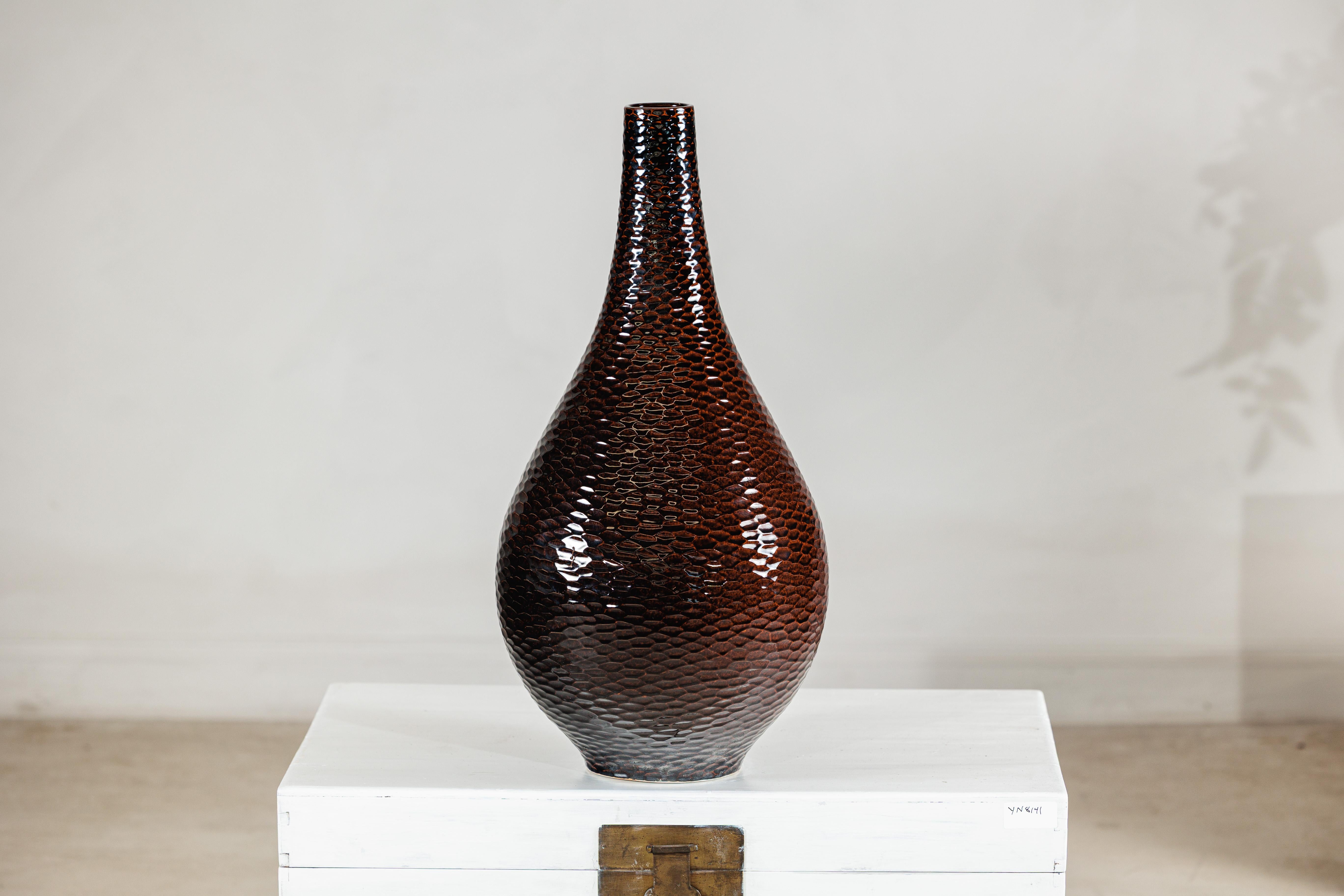 XX secolo Vaso grande in ceramica artigianale marrone mogano profondo con struttura a nido d'ape in vendita