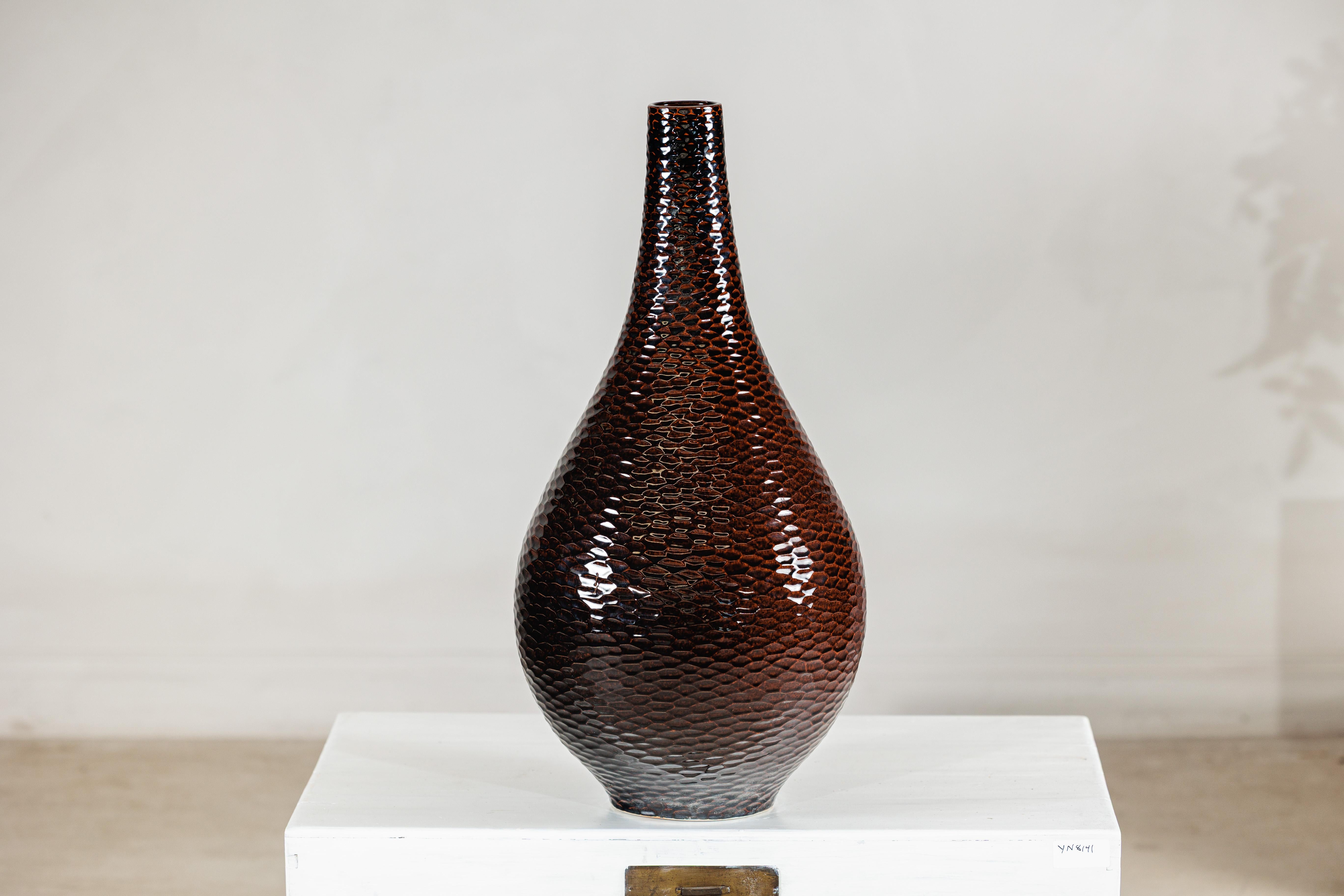 Ceramica Vaso grande in ceramica artigianale marrone mogano profondo con struttura a nido d'ape in vendita