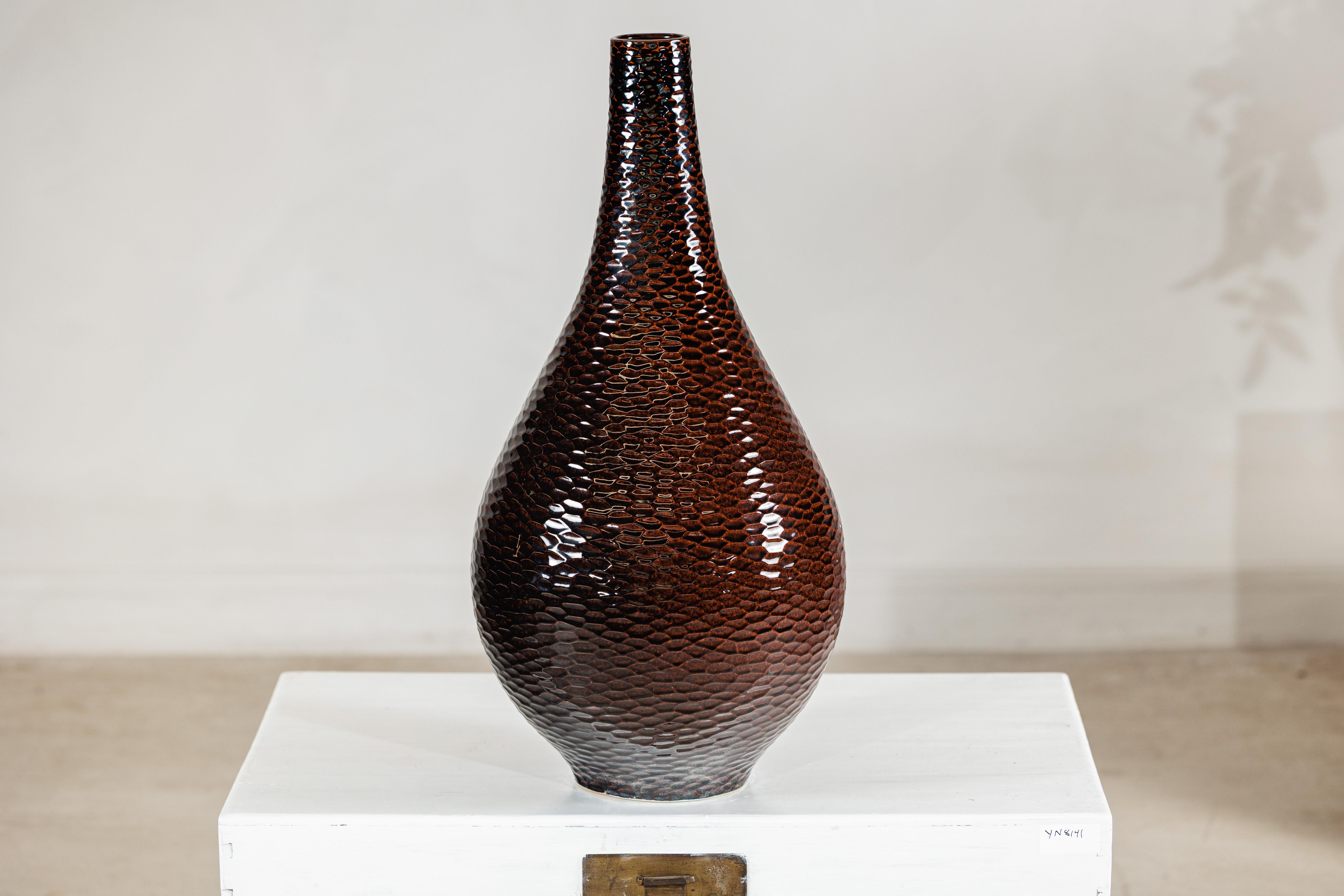 Vaso grande in ceramica artigianale marrone mogano profondo con struttura a nido d'ape in vendita 1