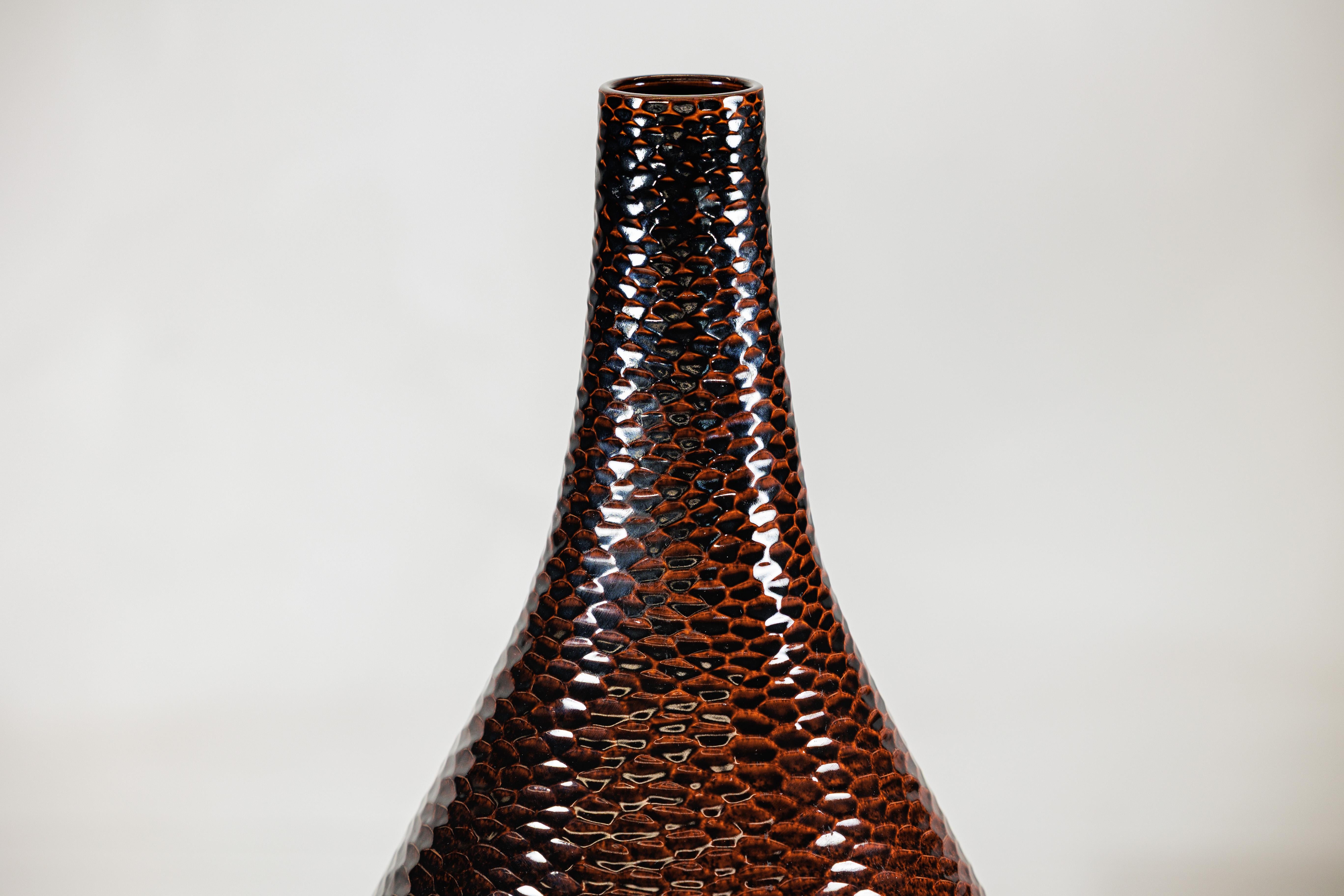 Vaso grande in ceramica artigianale marrone mogano profondo con struttura a nido d'ape in vendita 3