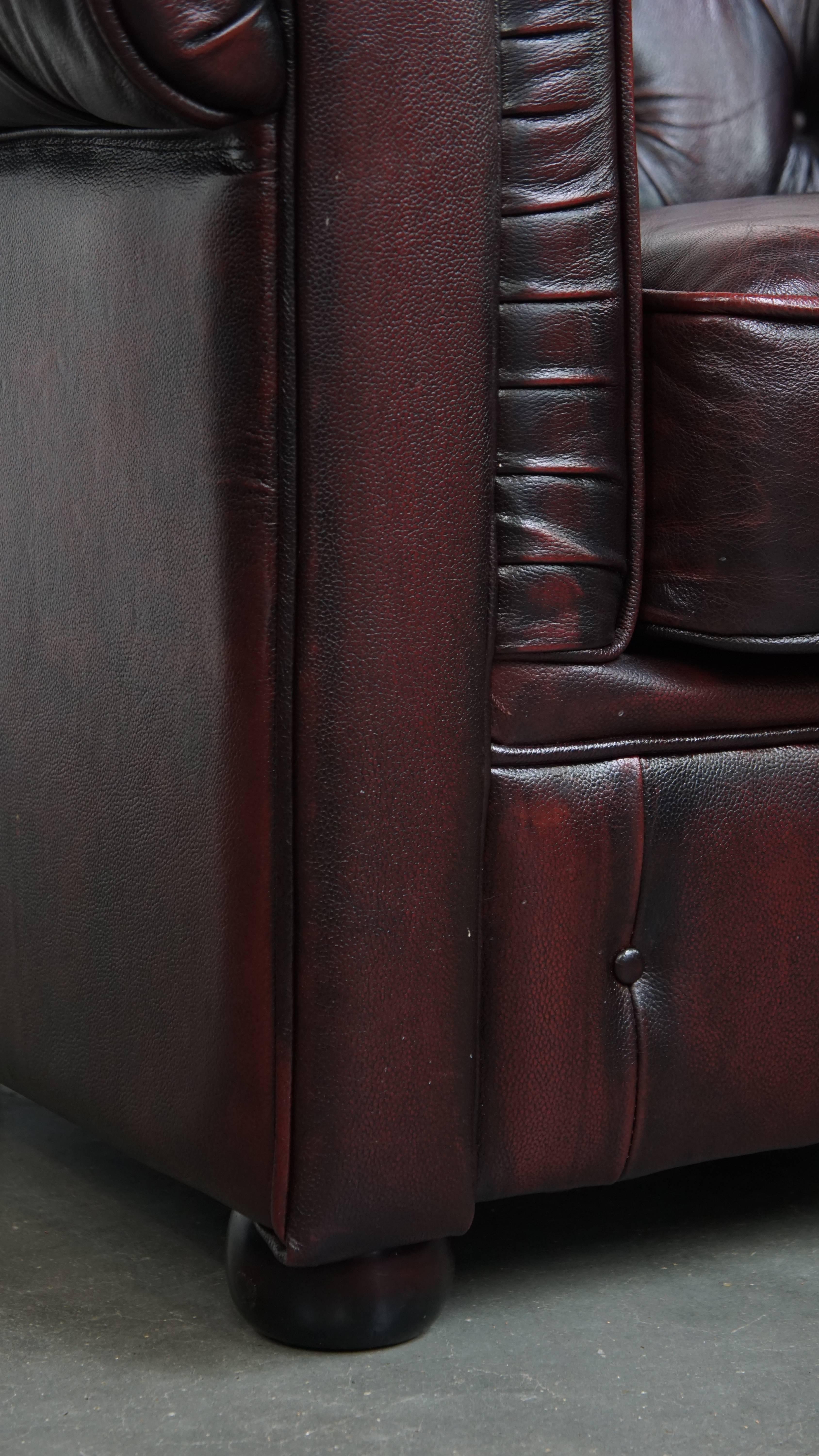 Sedia da club Chesterfield in pelle di vacchetta rosso intenso in vendita 5