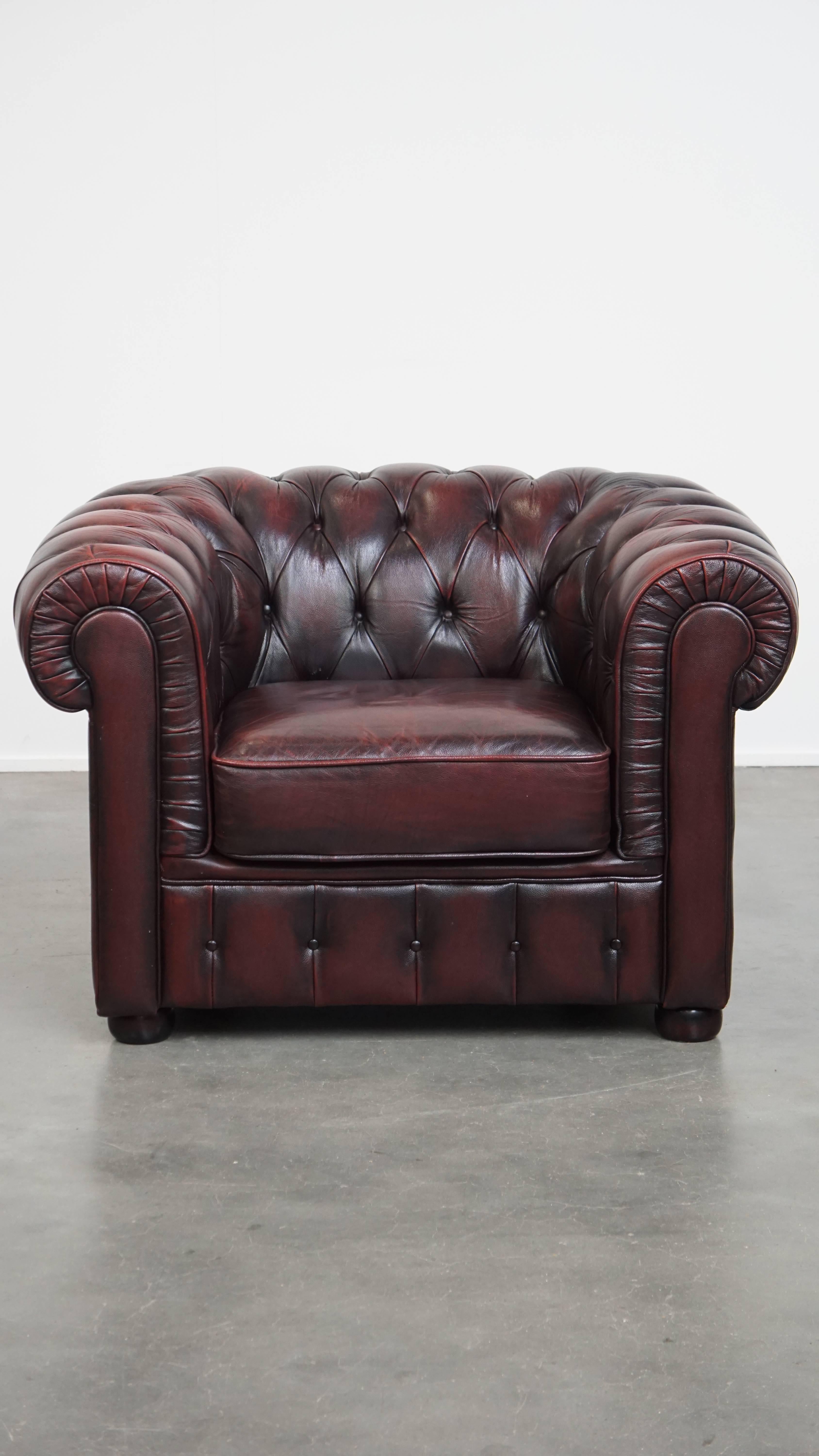 In offerta c'è questa grande poltrona Chesterfield in pelle pieno fiore color rosso marmorizzato. 

Questo splendido Chesterfield, con la sua ricca tonalità di rosso scuro, è un vero e proprio richiamo visivo in qualsiasi interno o spazio. Emana