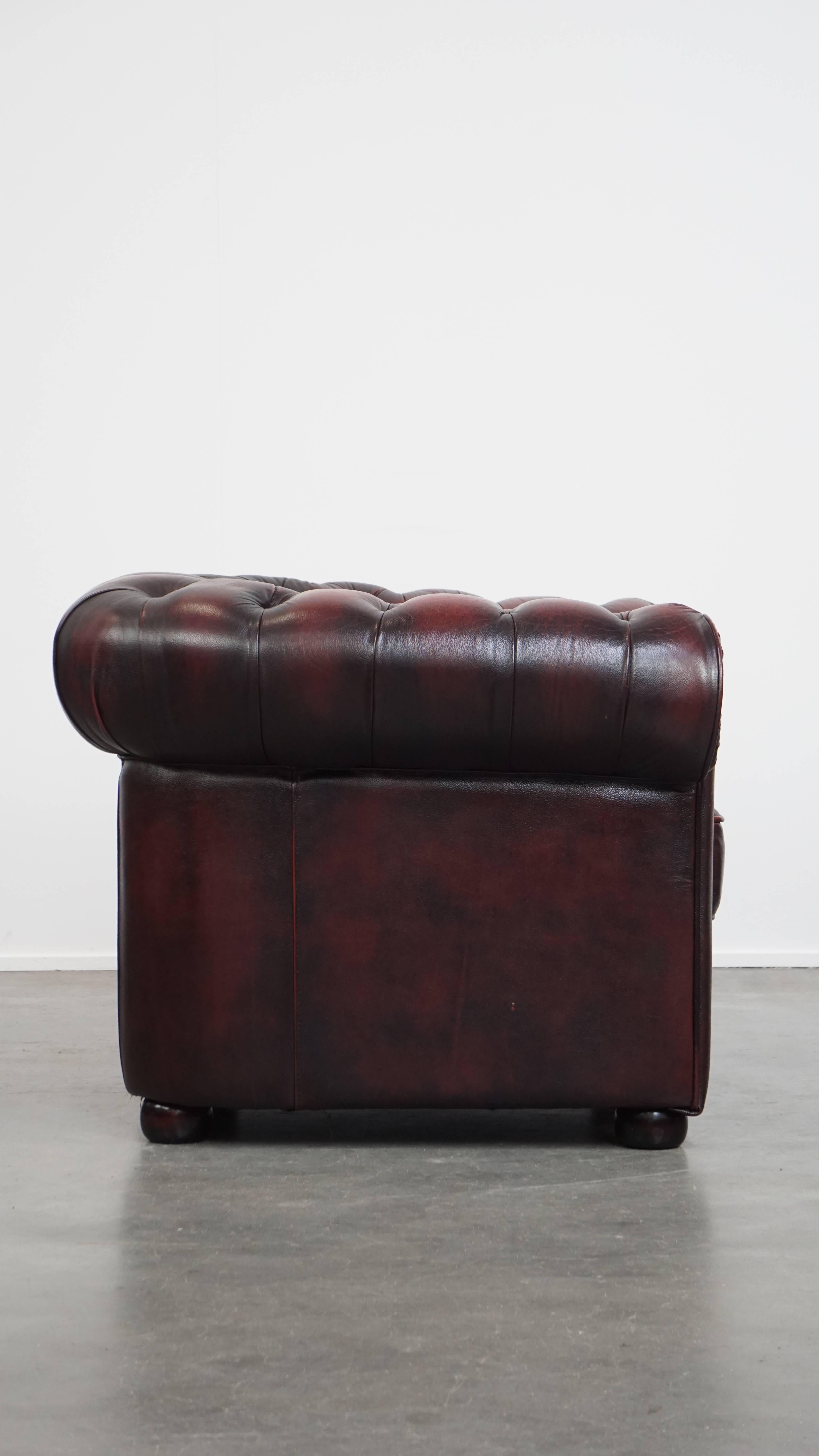 Fatto a mano Sedia da club Chesterfield in pelle di vacchetta rosso intenso in vendita