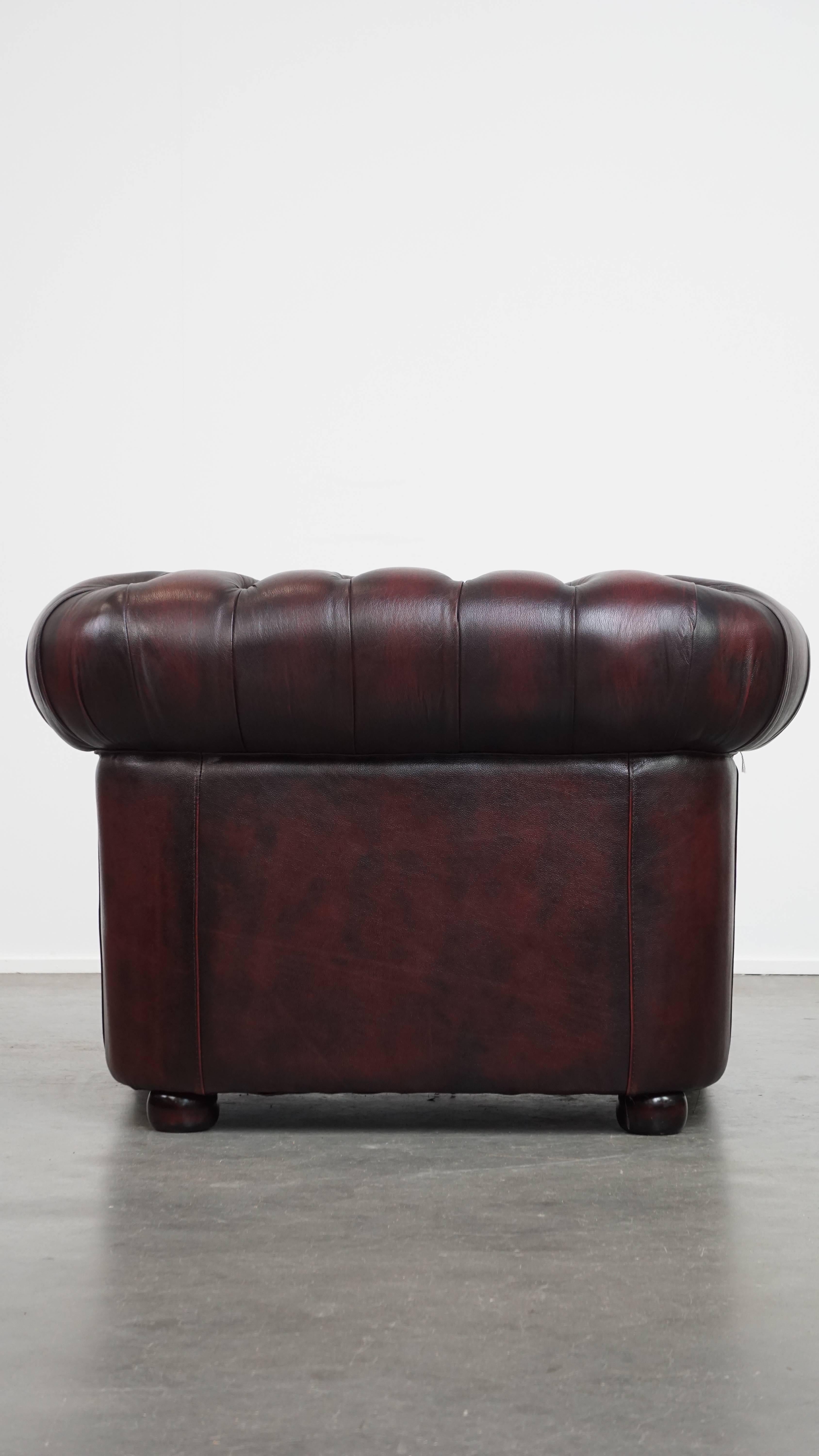 Sedia da club Chesterfield in pelle di vacchetta rosso intenso In condizioni buone in vendita a Harderwijk, NL