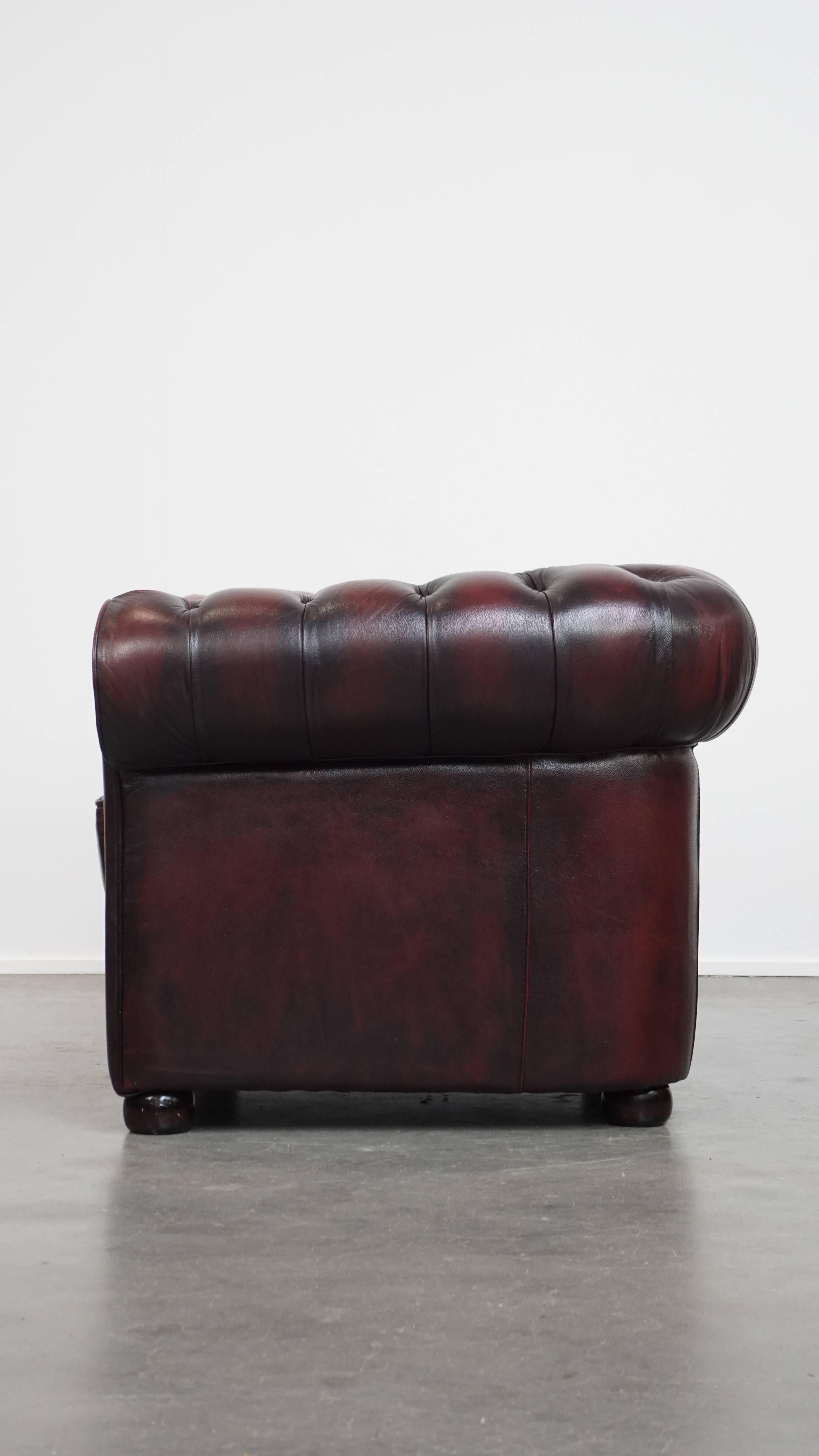 XX secolo Sedia da club Chesterfield in pelle di vacchetta rosso intenso in vendita