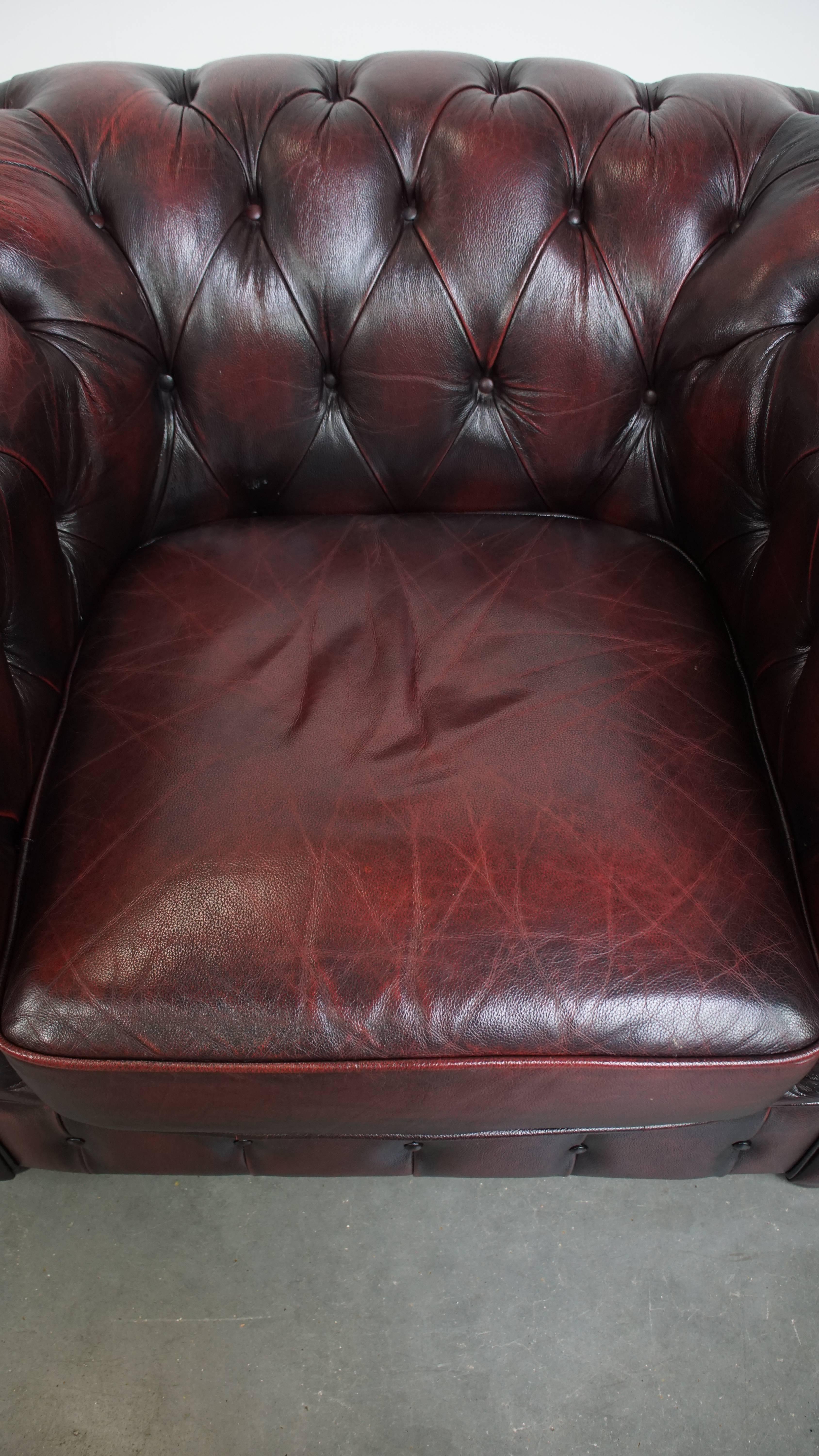 Vacchetta Sedia da club Chesterfield in pelle di vacchetta rosso intenso in vendita