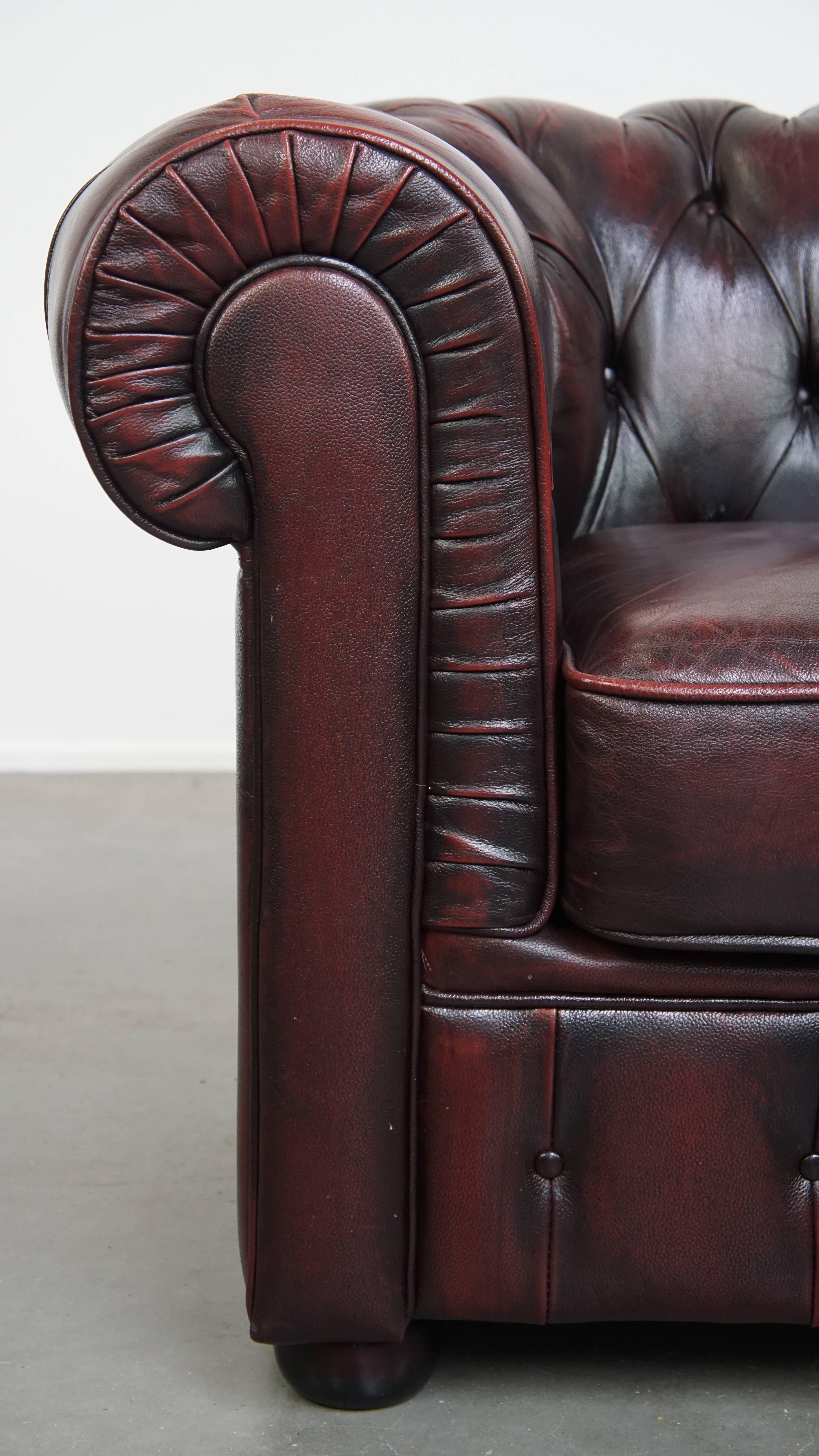 Sedia da club Chesterfield in pelle di vacchetta rosso intenso in vendita 3