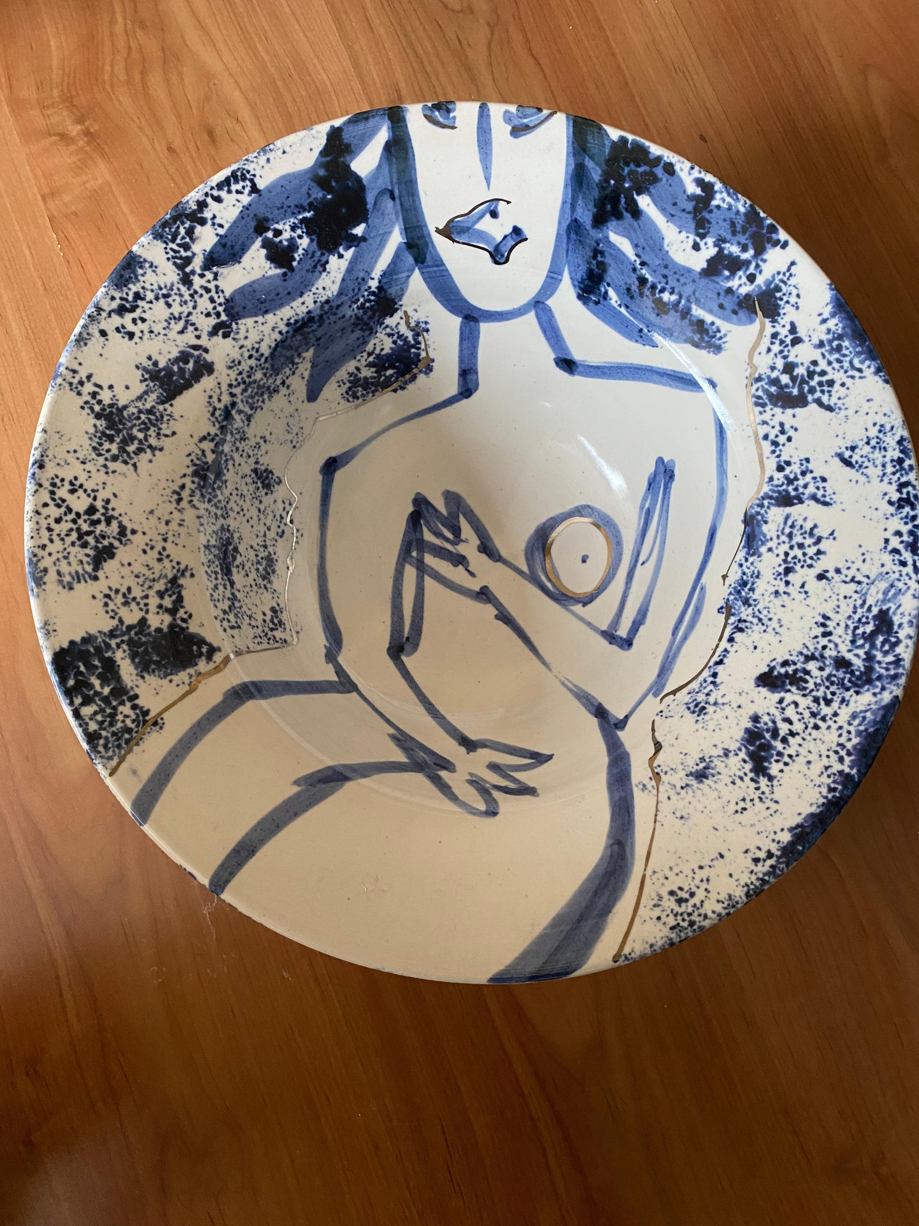 Il s'agit d'un bol unique et spécial, fabriqué à la main par Greg Hamilton Australis. C'est un peu comme Picasso. 
C'est l'un de mes articles préférés, que j'ai à vendre. Ce bol en poterie de studio est exécuté dans une couleur bleue vibrante avec