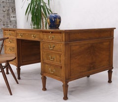 Gran nogal profundo 9 cajones Estilo Socios Escritorio antiguo Tiradores de latón Mesa Menta