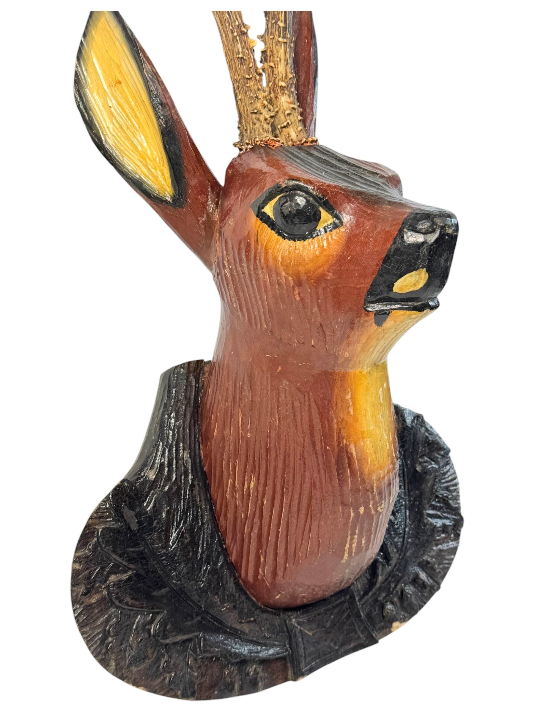 Gran Cabeza de Ciervo Primitivo Black Forest Trofeo de Madera de Arte Popular Tallado a Mano en venta 4