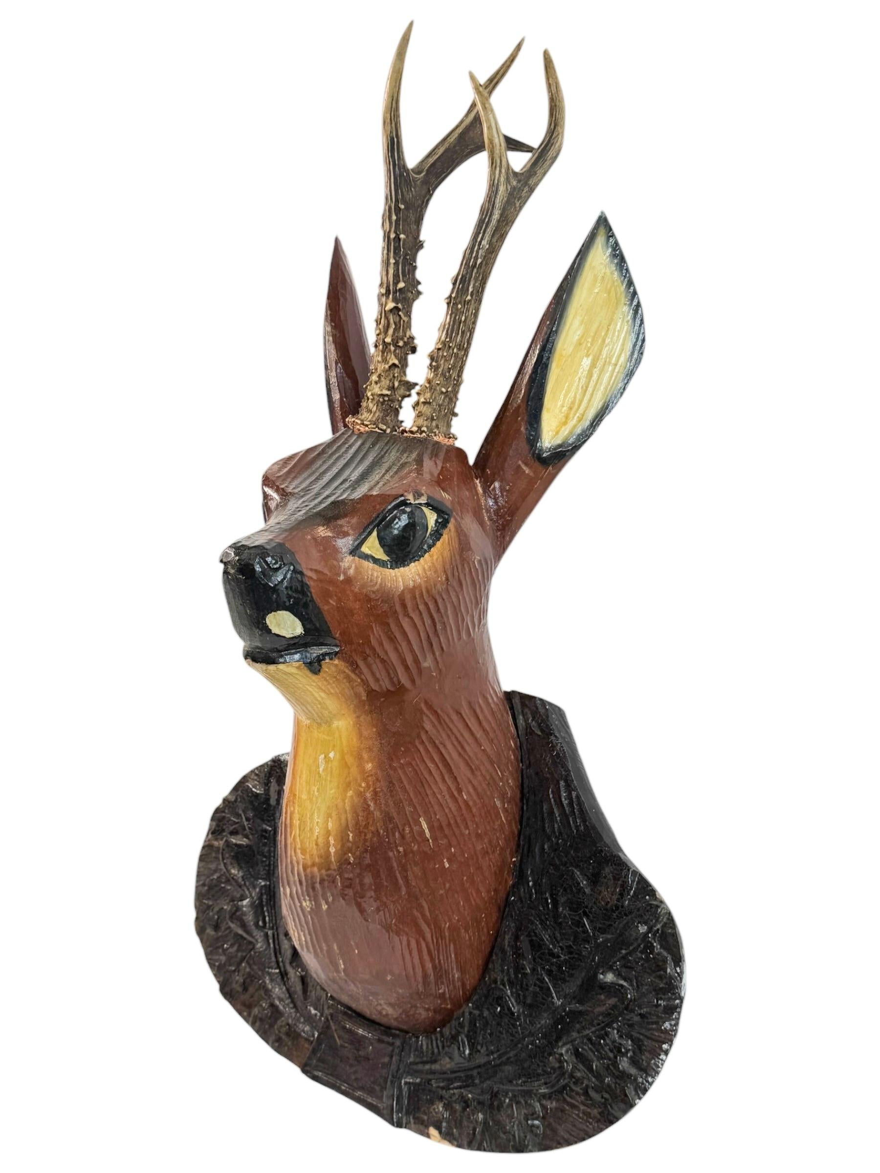 Gran Cabeza de Ciervo Primitivo Black Forest Trofeo de Madera de Arte Popular Tallado a Mano Bosque negro en venta
