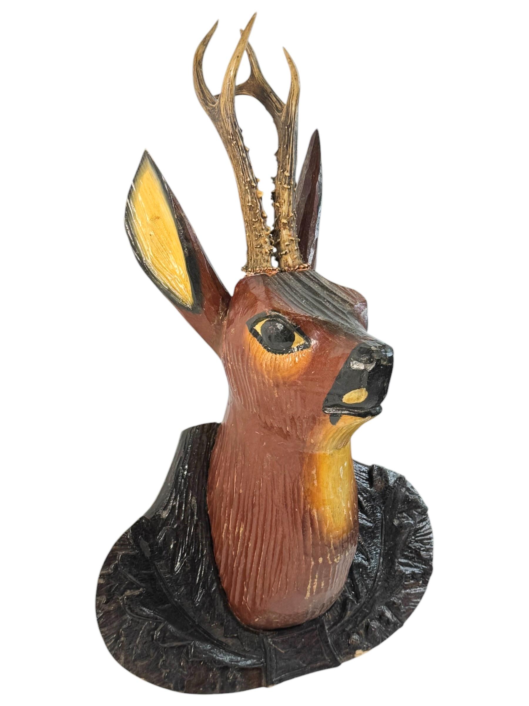 Gran Cabeza de Ciervo Primitivo Black Forest Trofeo de Madera de Arte Popular Tallado a Mano Austríaco en venta