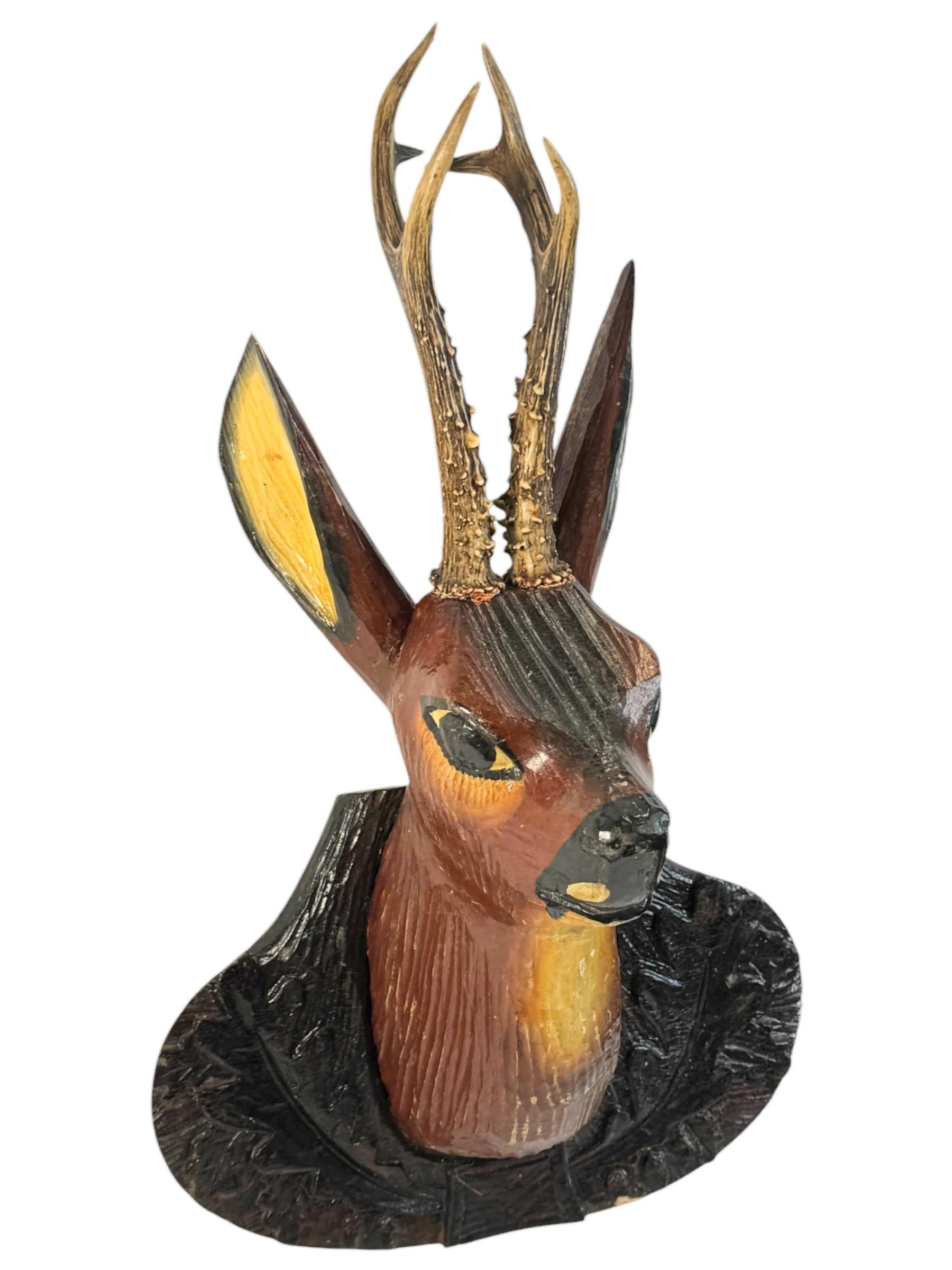 Gran Cabeza de Ciervo Primitivo Black Forest Trofeo de Madera de Arte Popular Tallado a Mano en Bueno estado para la venta en Nuernberg, DE