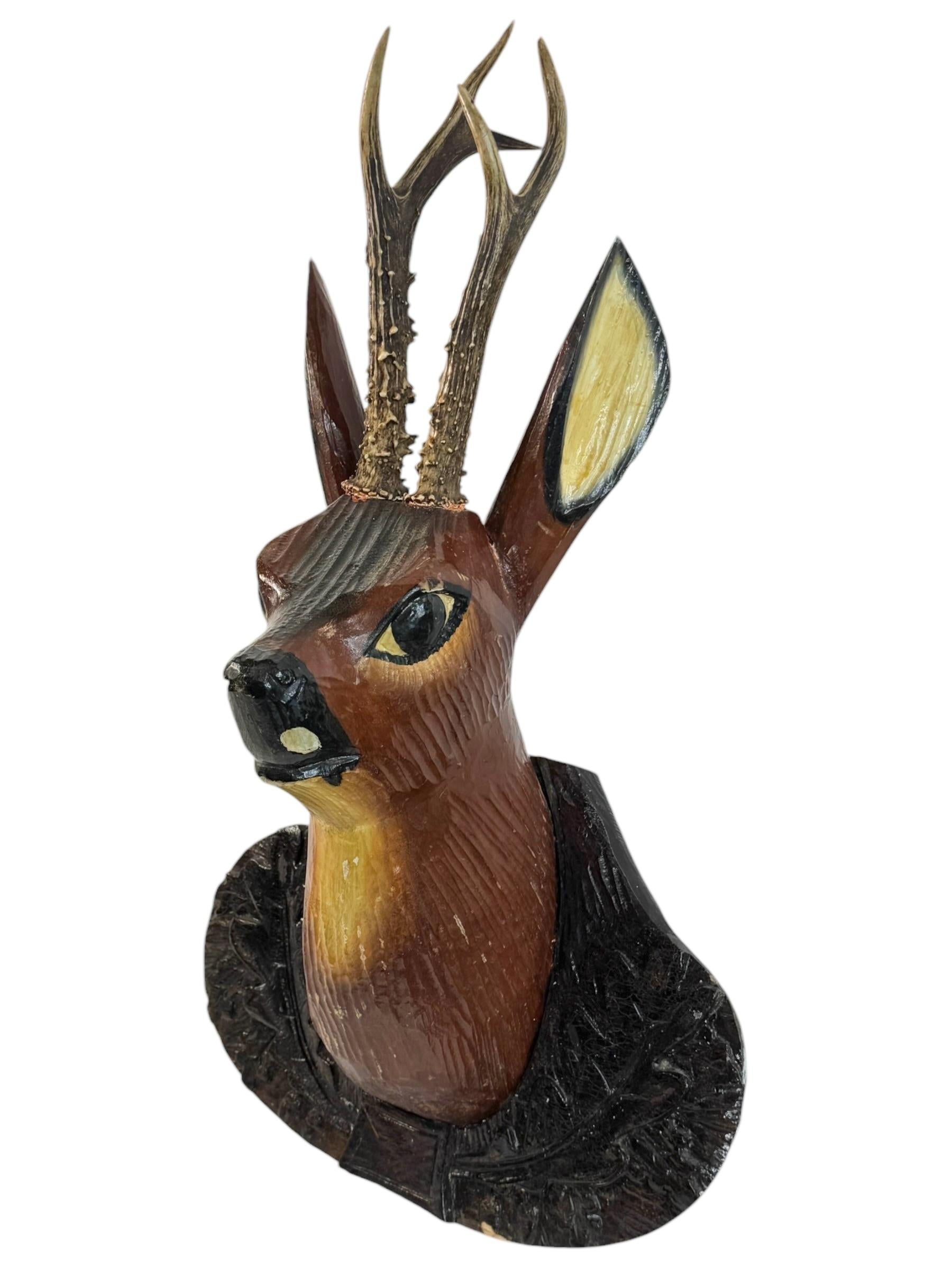 Gran Cabeza de Ciervo Primitivo Black Forest Trofeo de Madera de Arte Popular Tallado a Mano principios del siglo XX en venta
