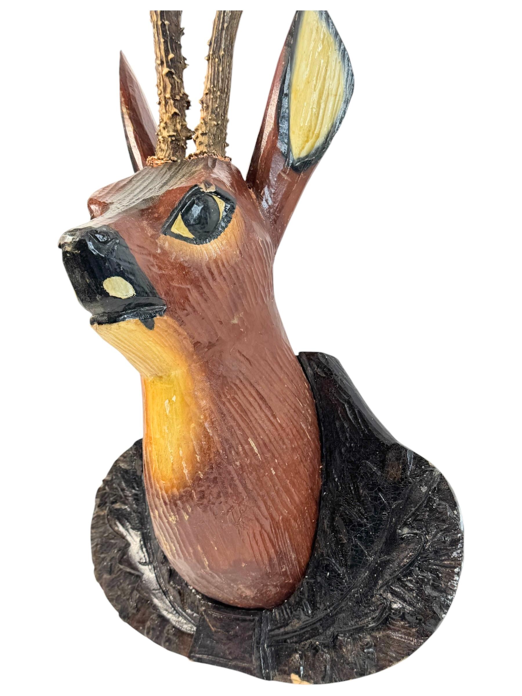 Gran Cabeza de Ciervo Primitivo Black Forest Trofeo de Madera de Arte Popular Tallado a Mano en venta 1