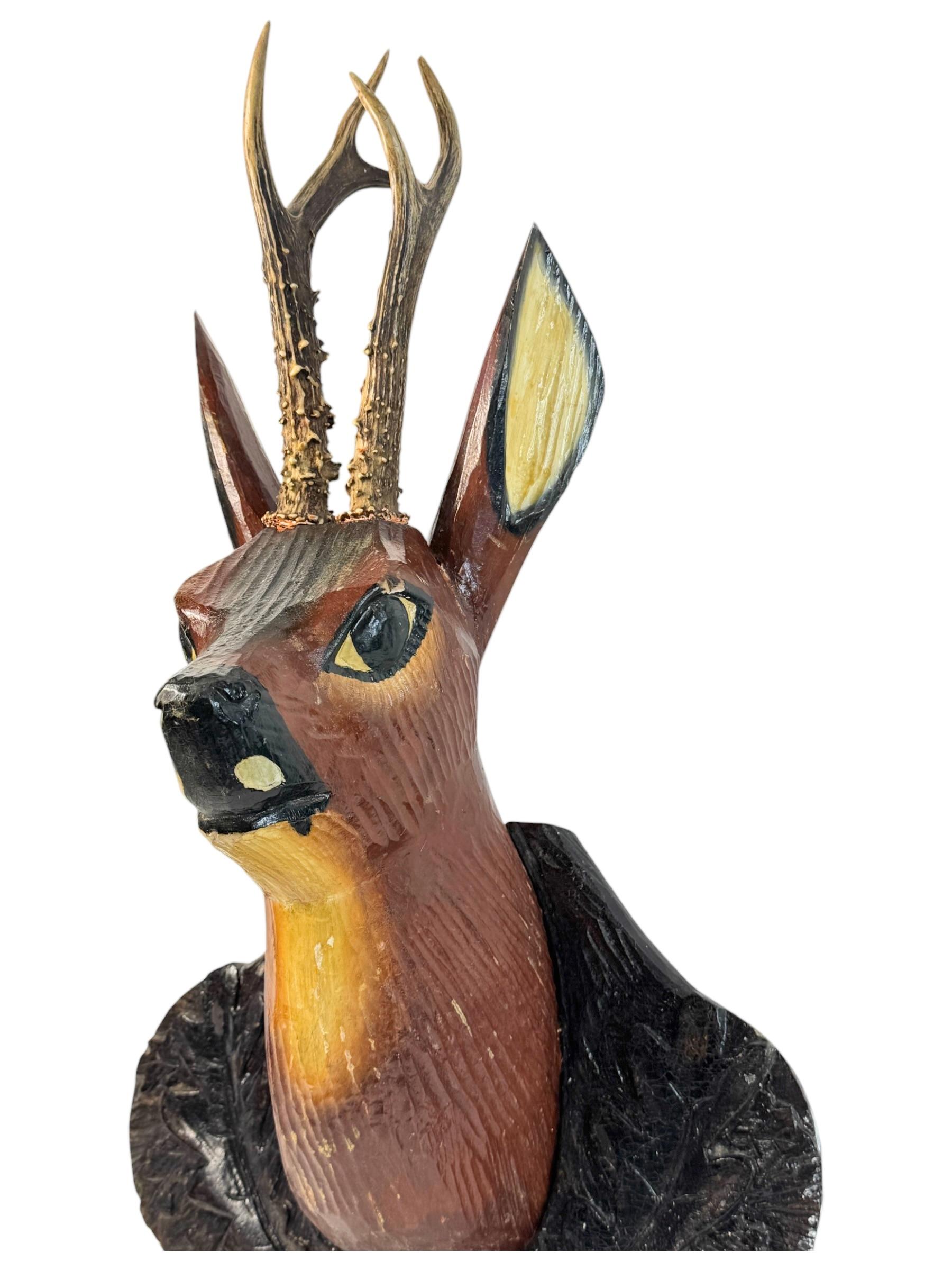 Gran Cabeza de Ciervo Primitivo Black Forest Trofeo de Madera de Arte Popular Tallado a Mano en venta 2