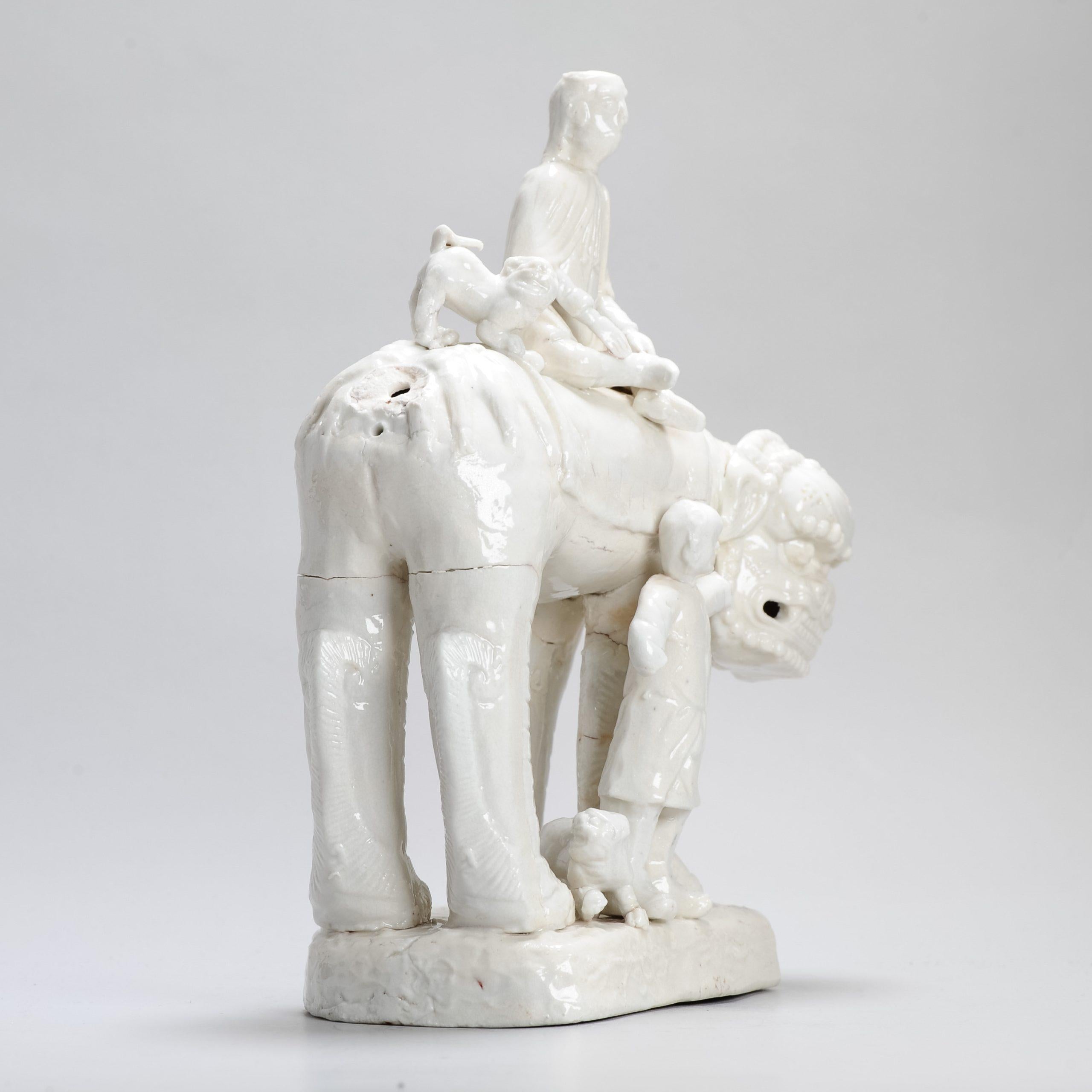 Grupo de porcelana blanca de Shunzhi o Kangxi de un hombre montado en un león gigante Foo, acompañado de un attedant y dos cachorros

Blanc de Chine Estatuas como éstas se fabricaban en los hornos de Dehua, en la provincia de Fujian.

¡Se trata de