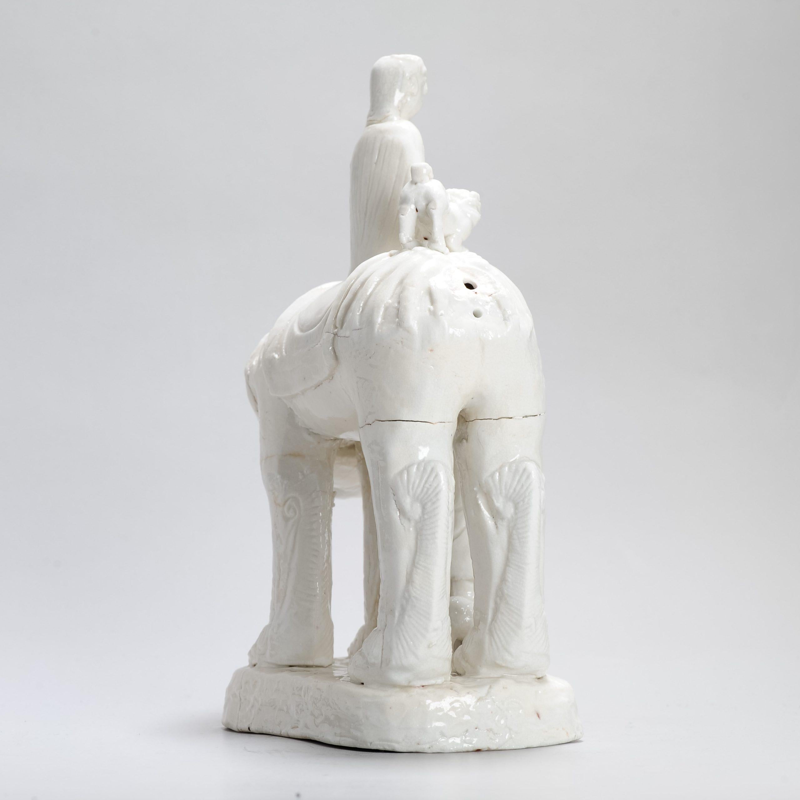 Gran Dehua Blanc de Chine Figura europea y león Periodo Kangxi, Siglo XVII Qing en venta