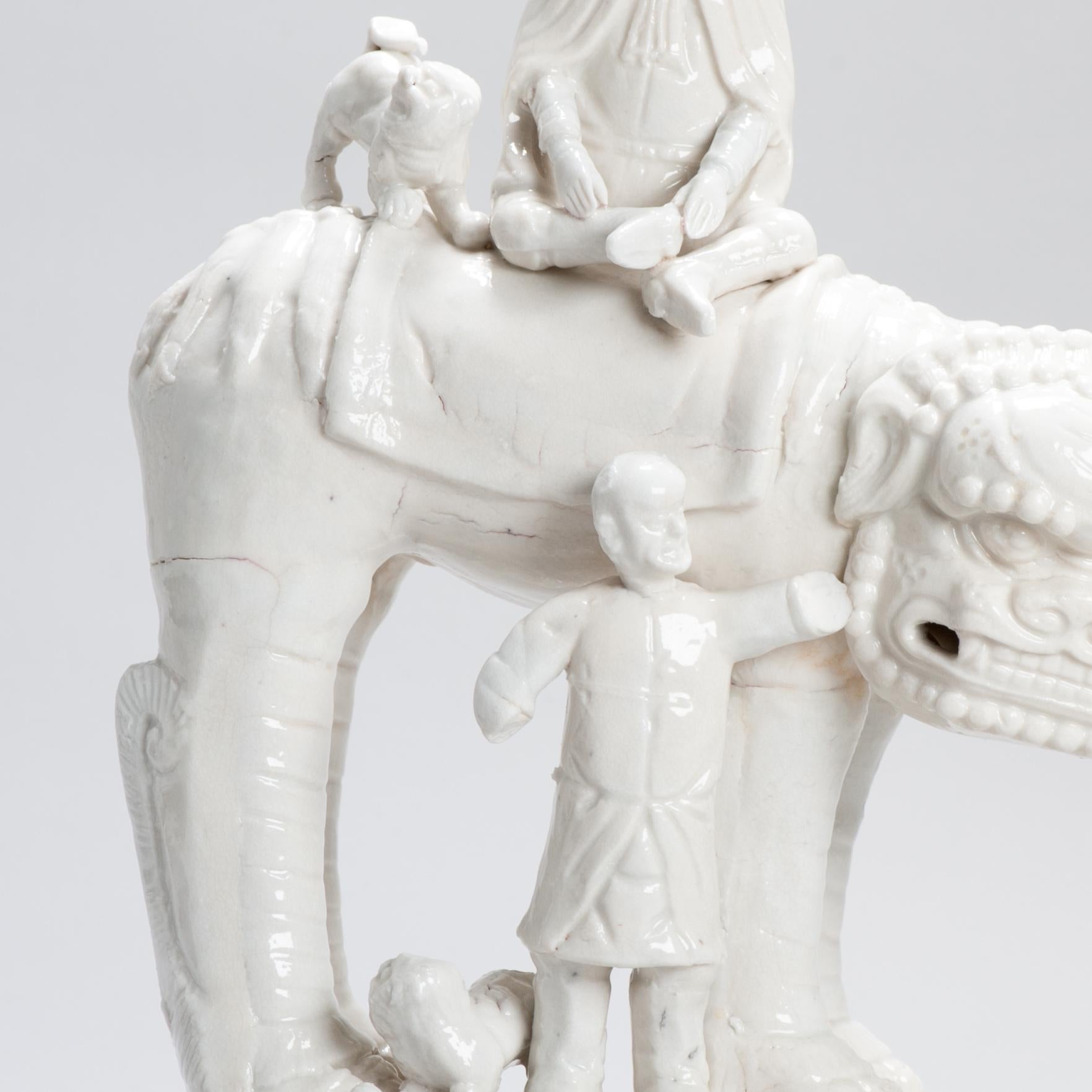Gran Dehua Blanc de Chine Figura europea y león Periodo Kangxi, Siglo XVII Chino en venta
