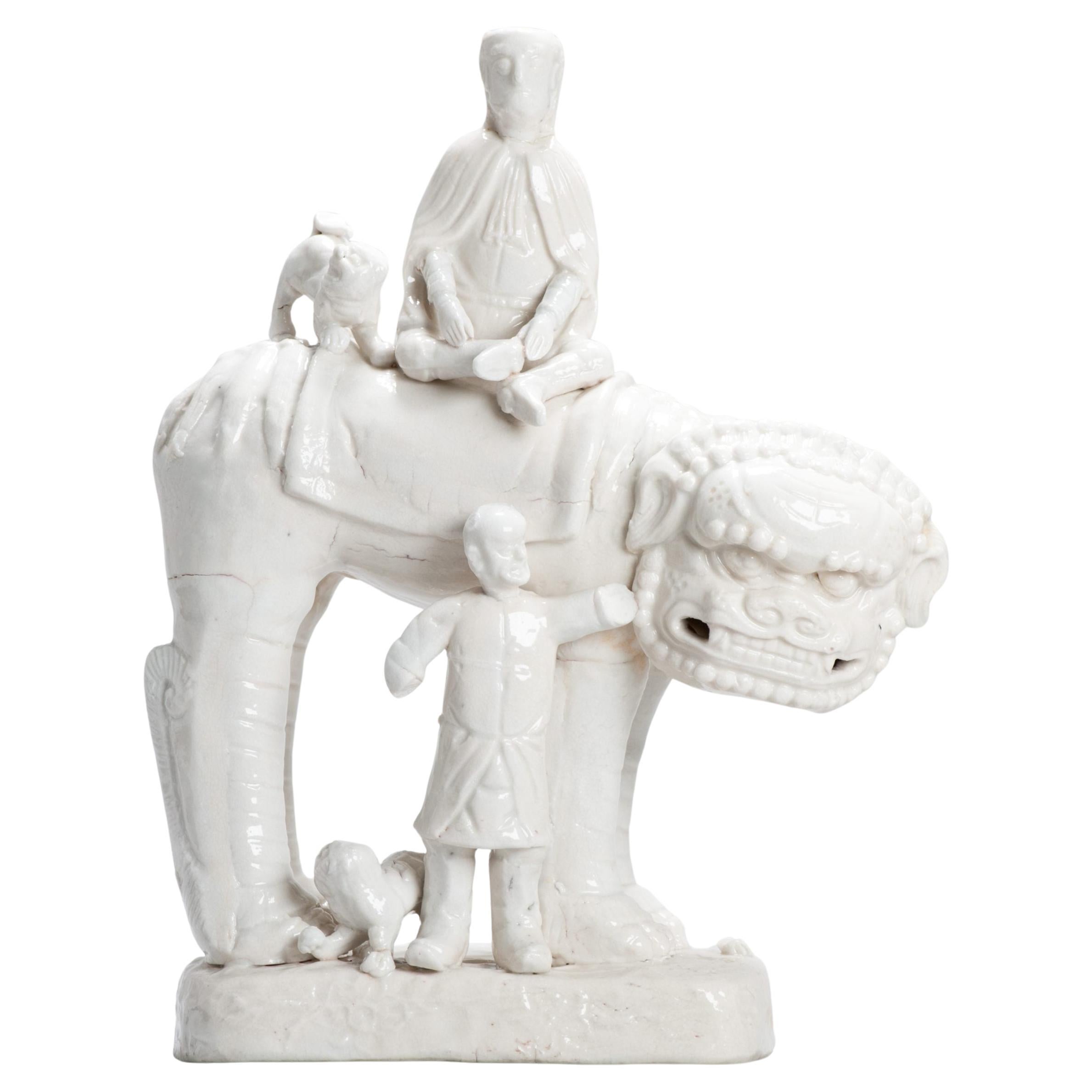 Gran Dehua Blanc de Chine Figura europea y león Periodo Kangxi, Siglo XVII en venta