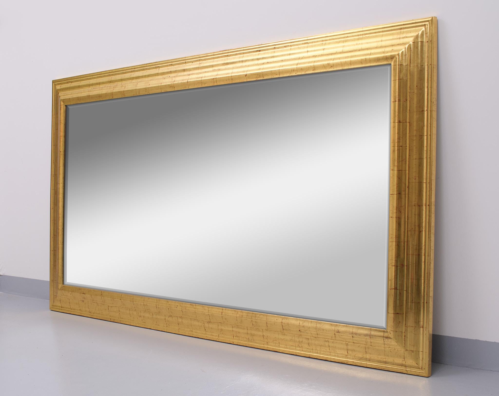 Grand miroir mural unique. Peut être utilisé à la verticale ou à l'horizontale.
Plaqué or sur cadre en bois. Miroir biseauté. Signé. Bon état.