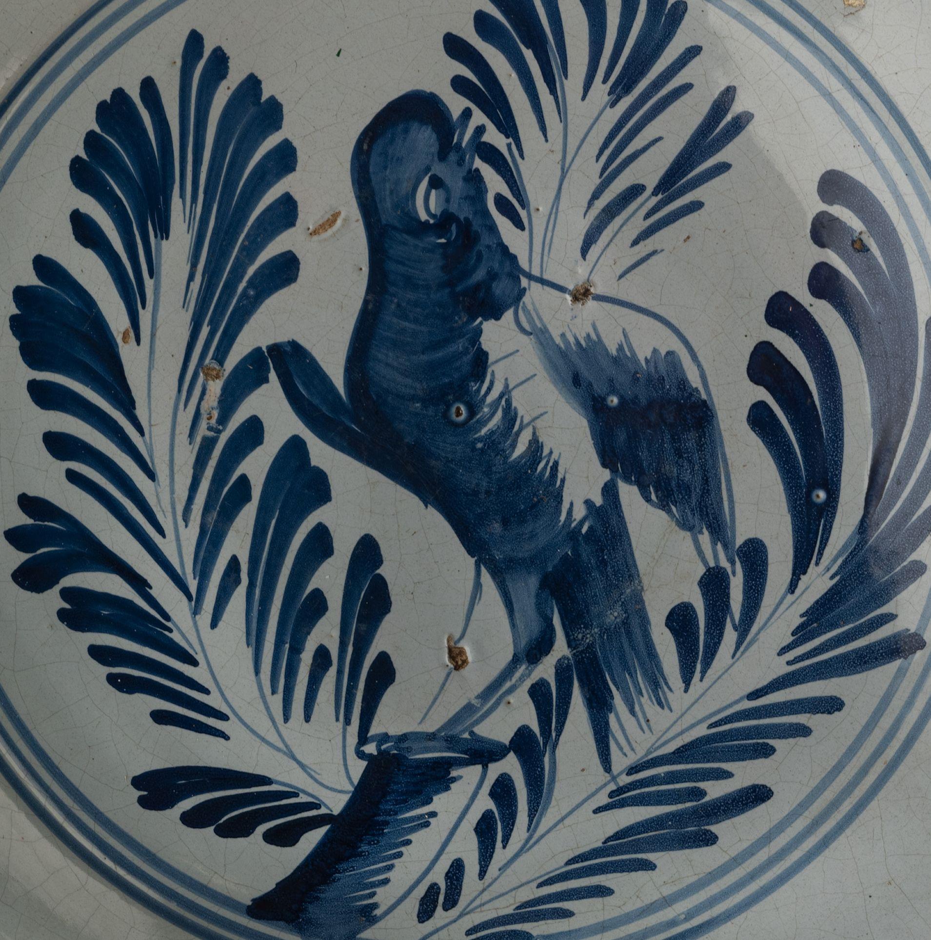 Großer blau-weißer Delfter Teller mit einem Vogel auf einem Zweig, Harlingen, 1775-1800 (Barock) im Angebot