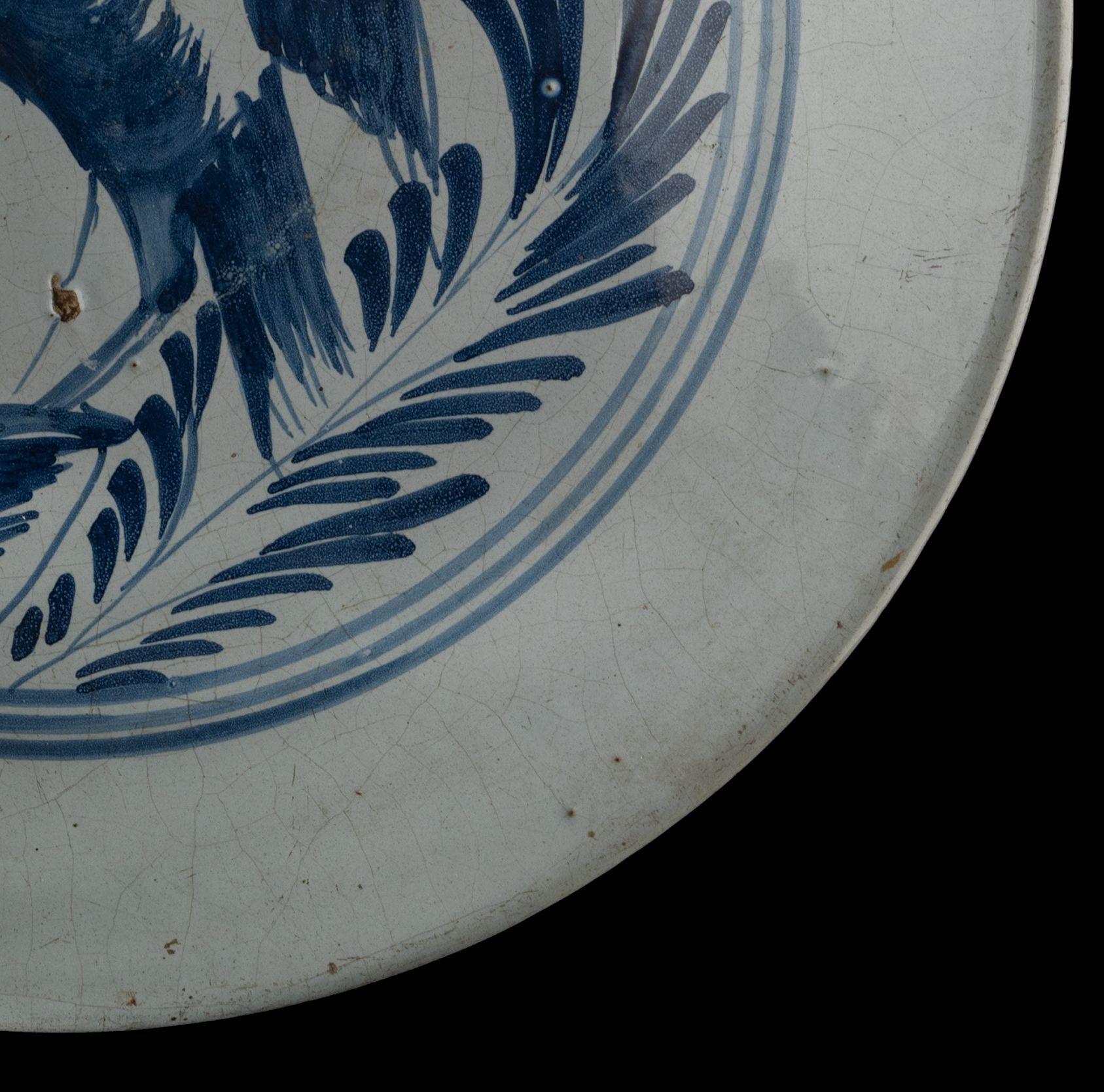 Großer blau-weißer Delfter Teller mit einem Vogel auf einem Zweig, Harlingen, 1775-1800 im Zustand „Gut“ im Angebot in ROSSUM, GE