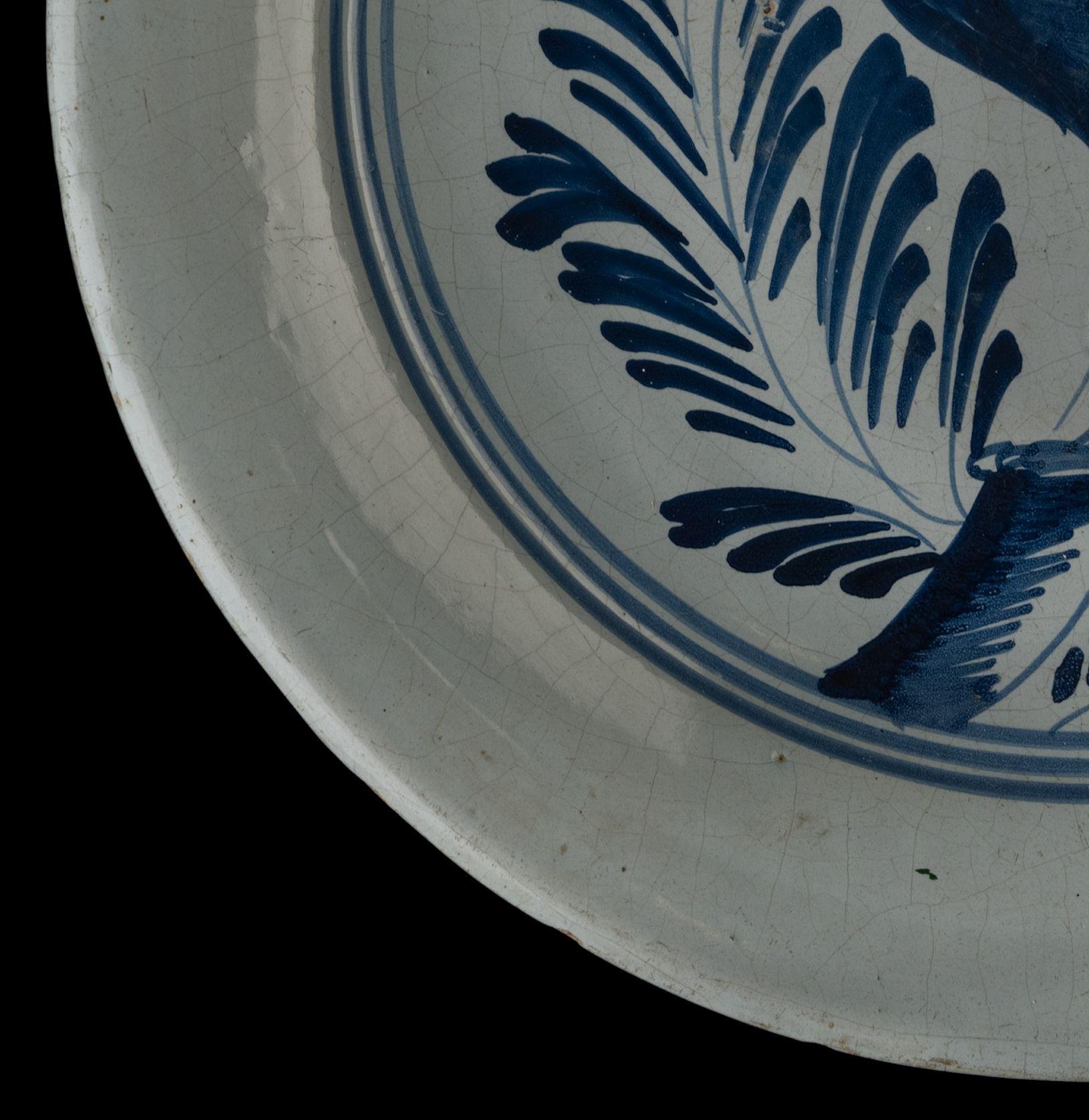 Großer blau-weißer Delfter Teller mit einem Vogel auf einem Zweig, Harlingen, 1775-1800 (18. Jahrhundert) im Angebot