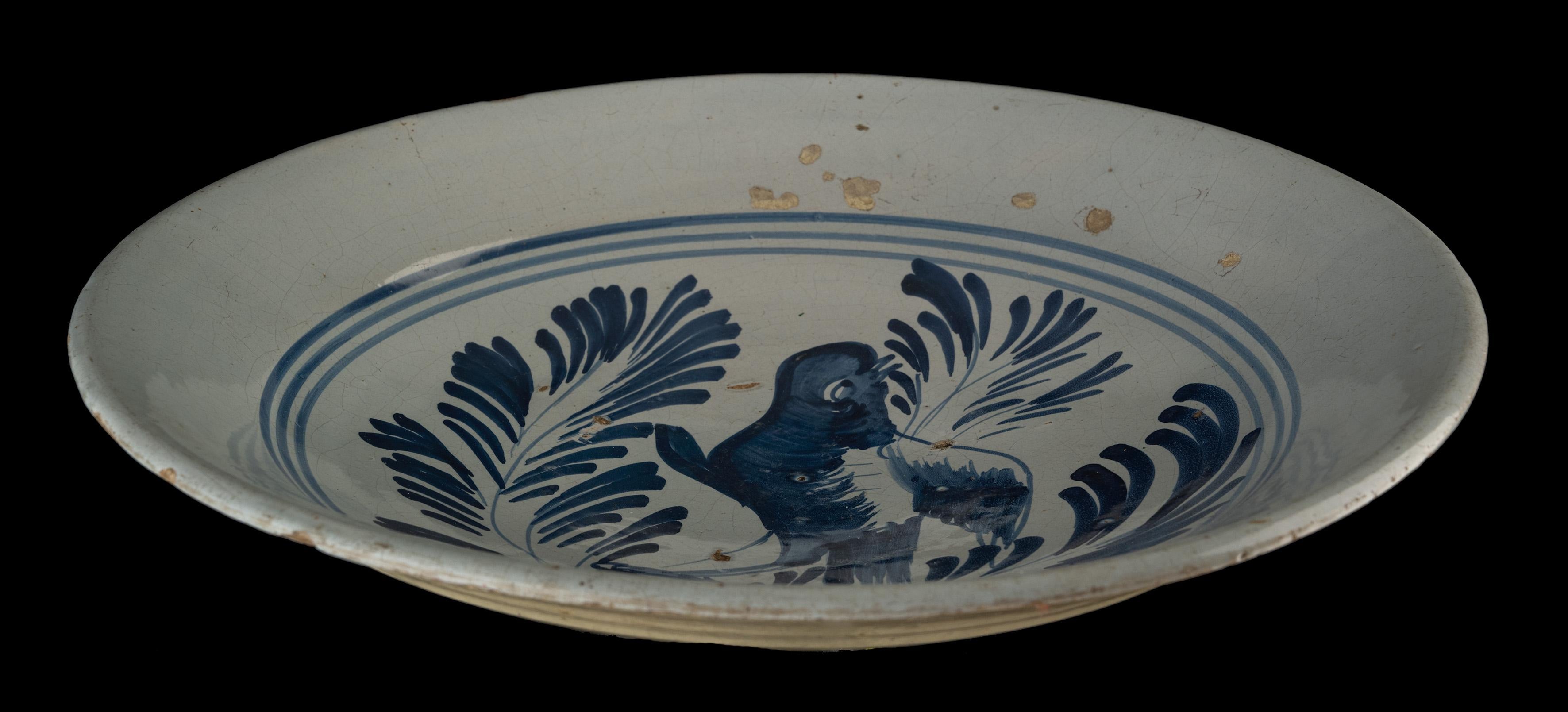 Großer blau-weißer Delfter Teller mit einem Vogel auf einem Zweig, Harlingen, 1775-1800 (Keramik) im Angebot