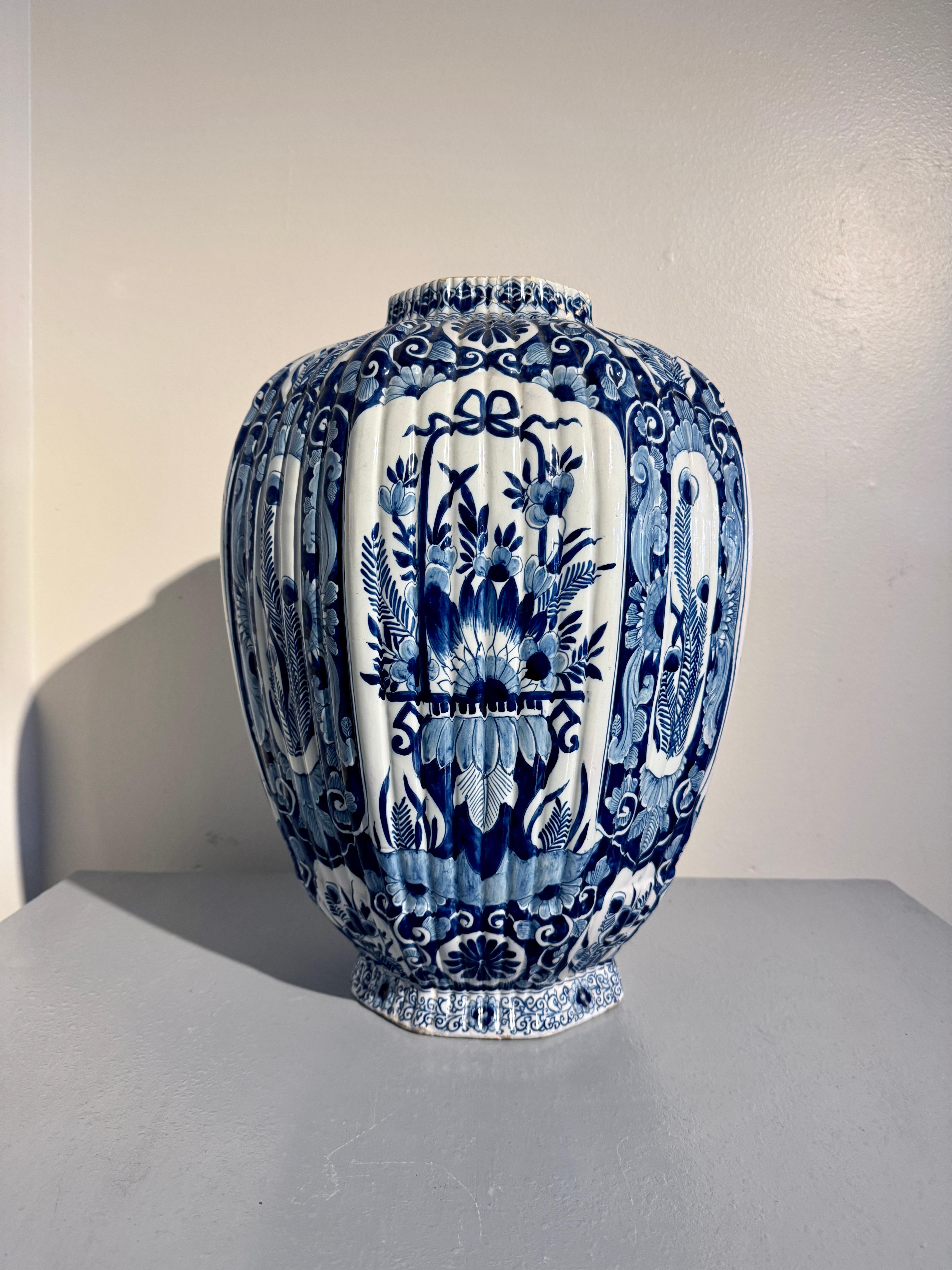 Chinoiserie Large Delft Blue and White Fluted Octagonal Jar, JV Duijn, 18th c, Netherlands For Sale