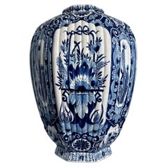 Grand pot octogonal bleu et blanc cannelé de Delft, JV Duijn, 18e siècle, Pays-Bas