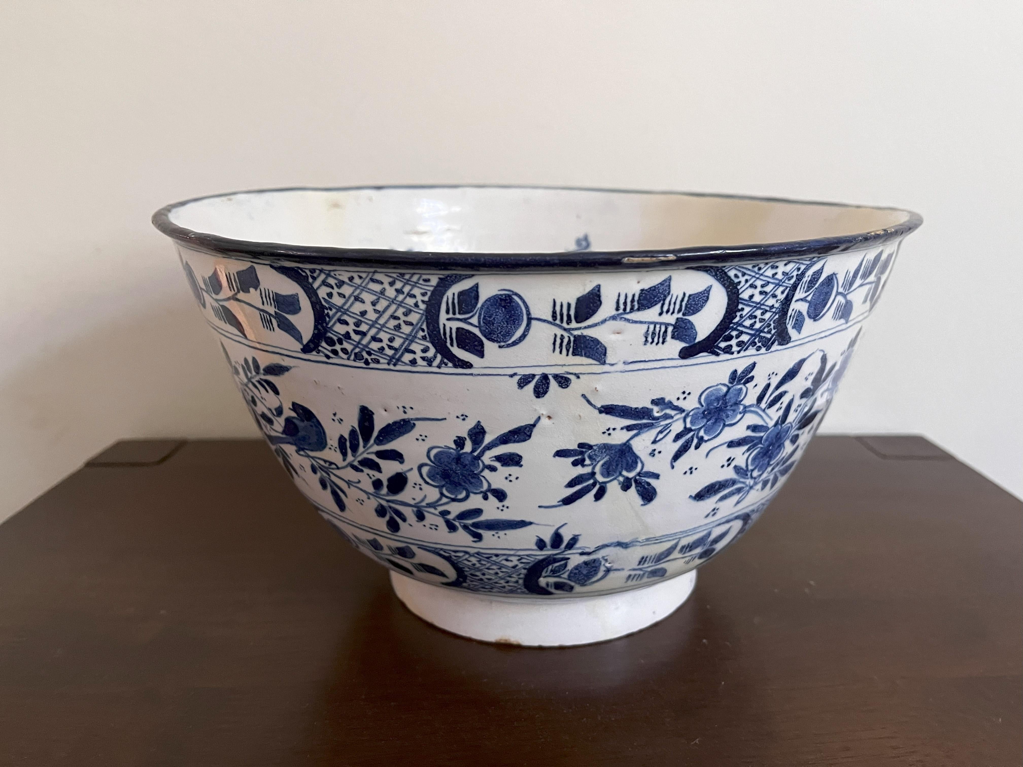 Eine große antike blau-weiße Delft-Punschschale aus dem Jahr 1727. Wahrscheinlich in London, England, hergestellt, mit umfangreichem Blumendekor. Die Schale ist mit den Initialen des Dekorateurs 