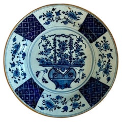 Grande piatto da portata in stile chinoiserie di Delft, realizzato da De Porceleyne Bijl