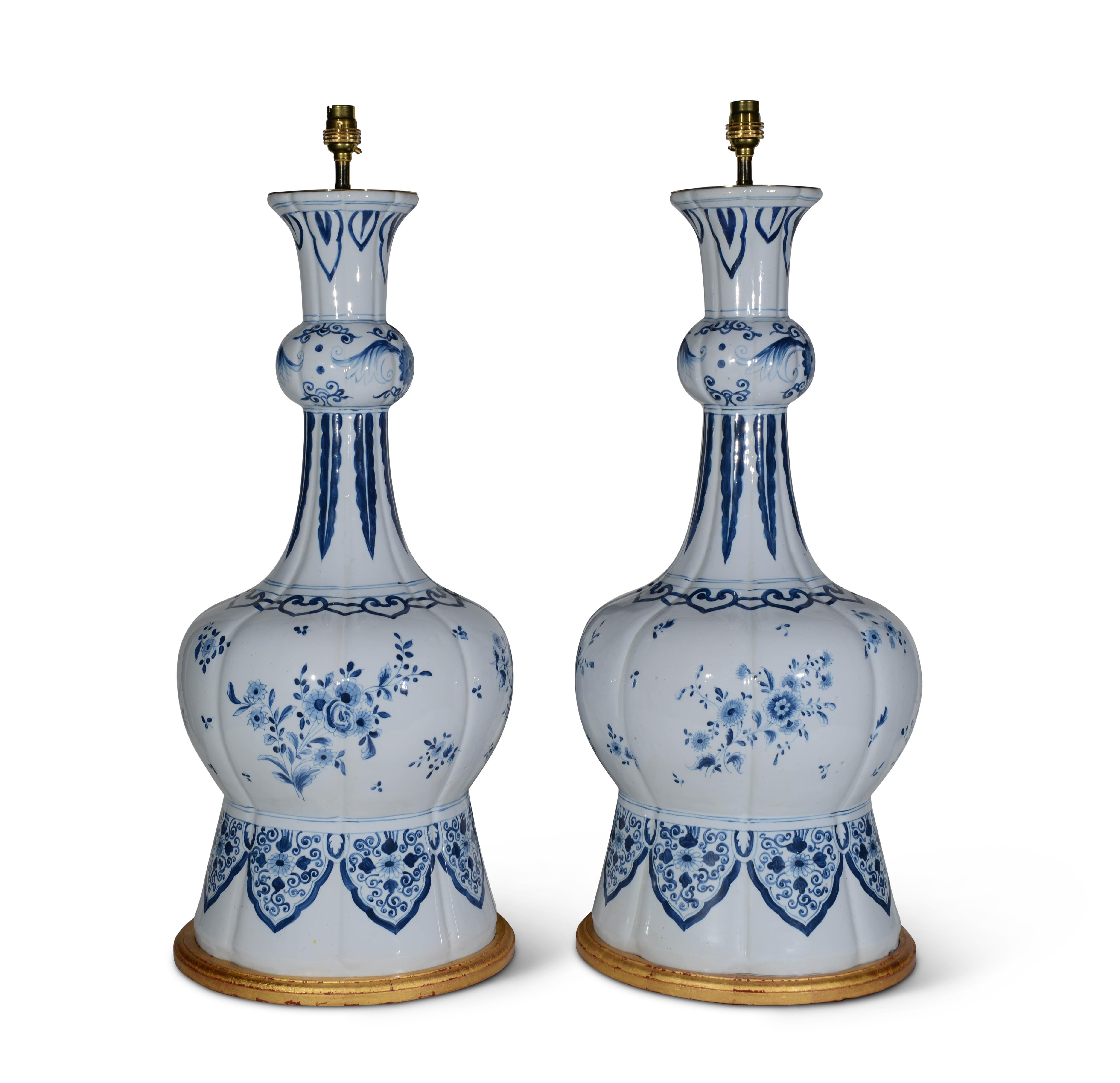 Gran par de lámparas de mesa Delft de doble cuello de ajo azules y blancas del siglo XIX Cerámica de Delft en venta